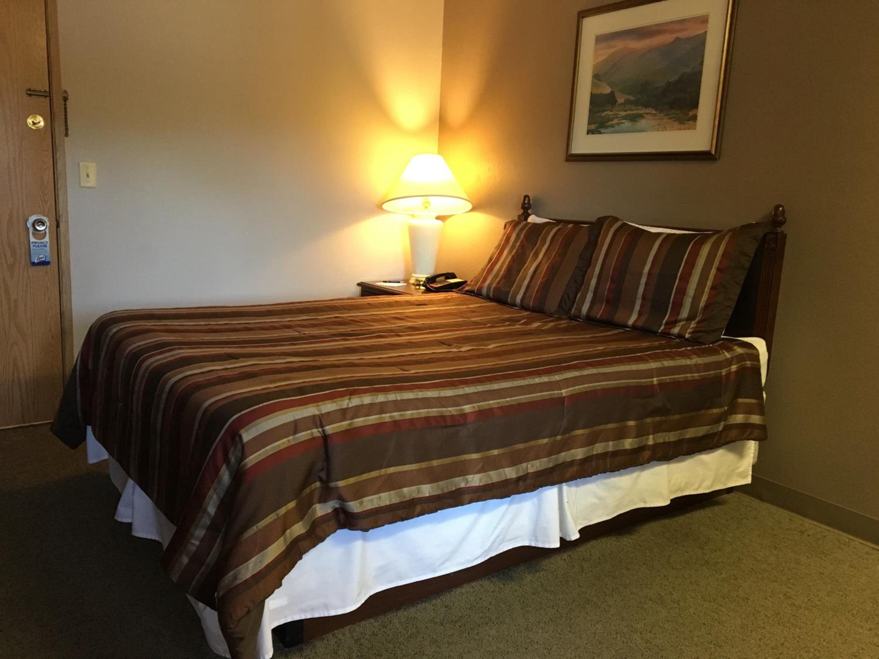 Queen Room - Non-Smoking - Photo 12