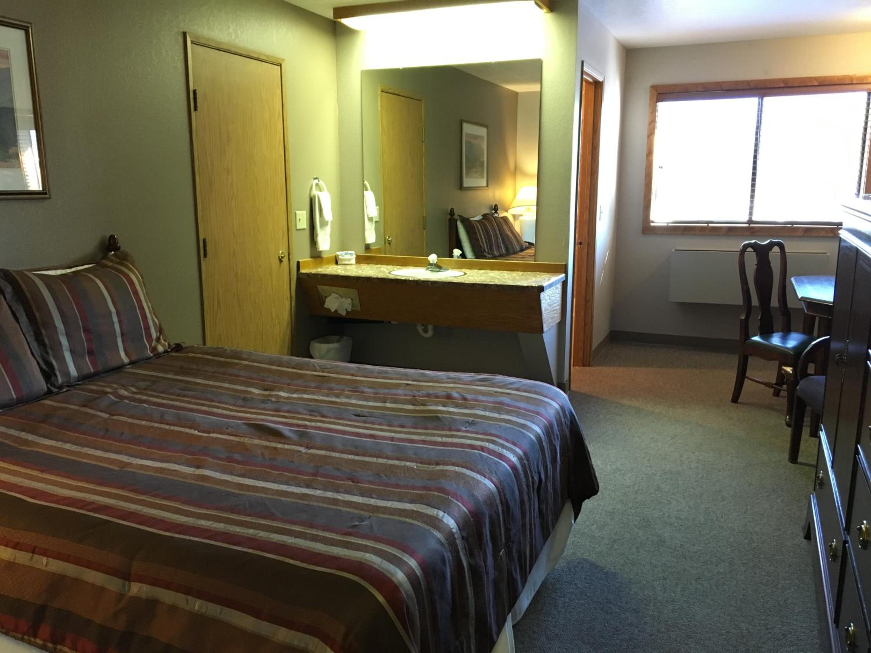 Queen Room - Non-Smoking - Photo 5