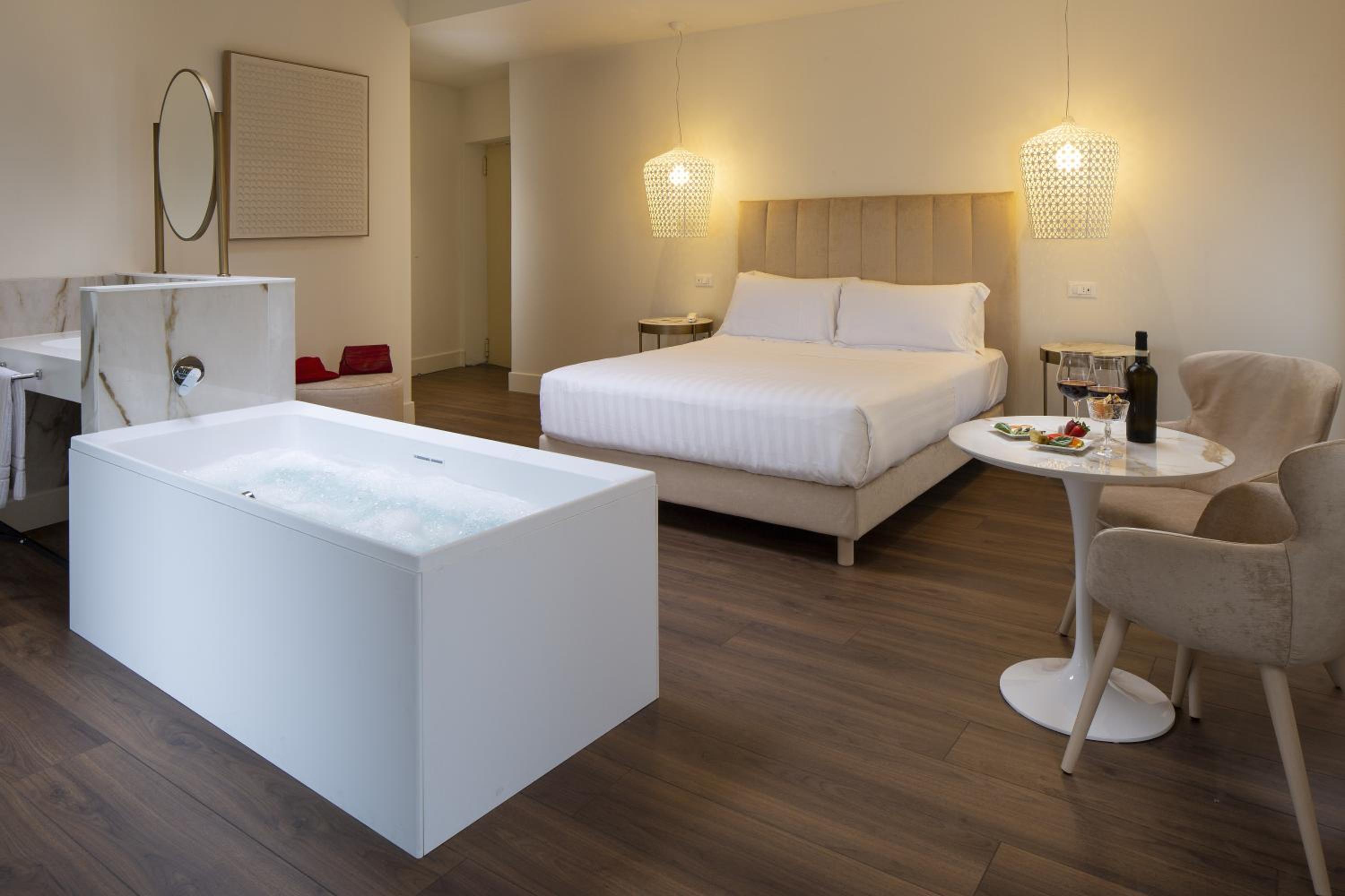 Suite with Hot Tub - No Elevator - Photo 2