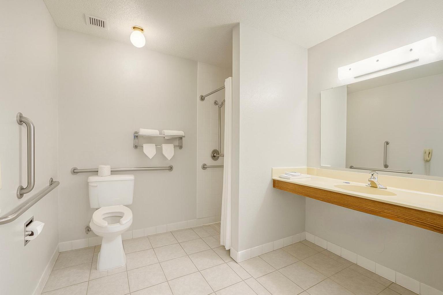 Queen Room - Accessible/Nonsmoking - Photo 3