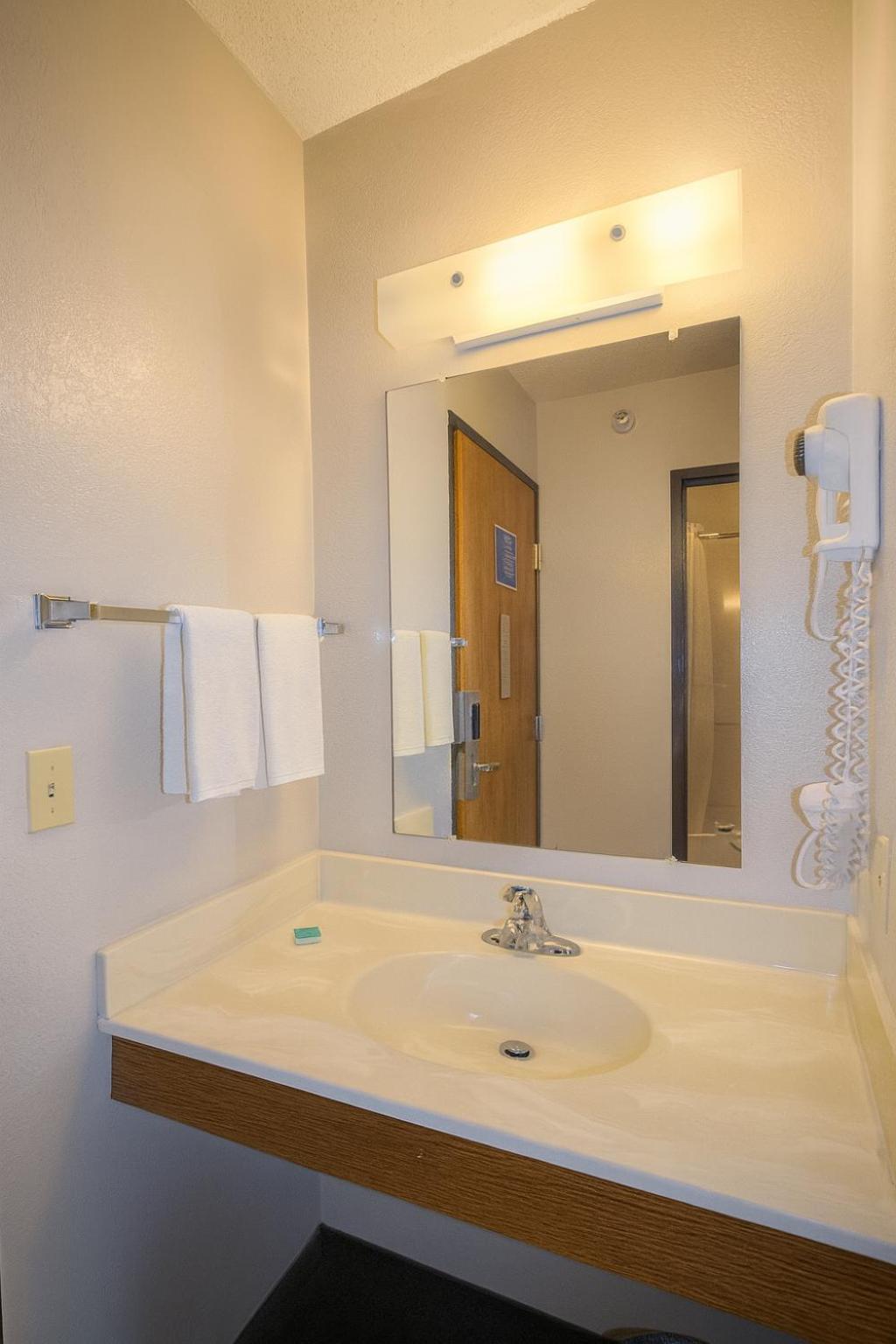 King Room - Non Smoking - Photo 5
