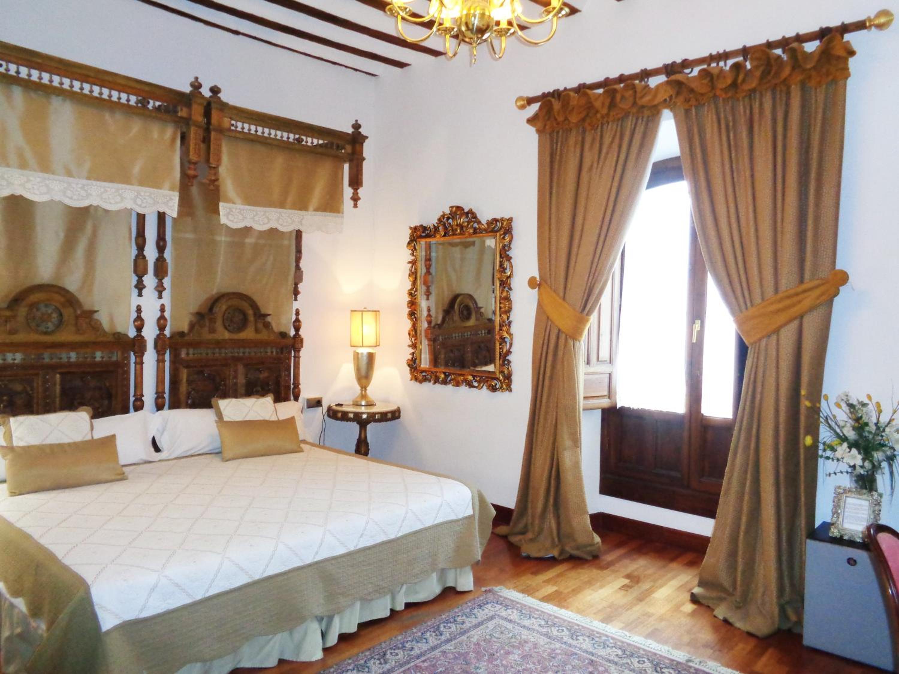 Deluxe Double Room - Photo 24