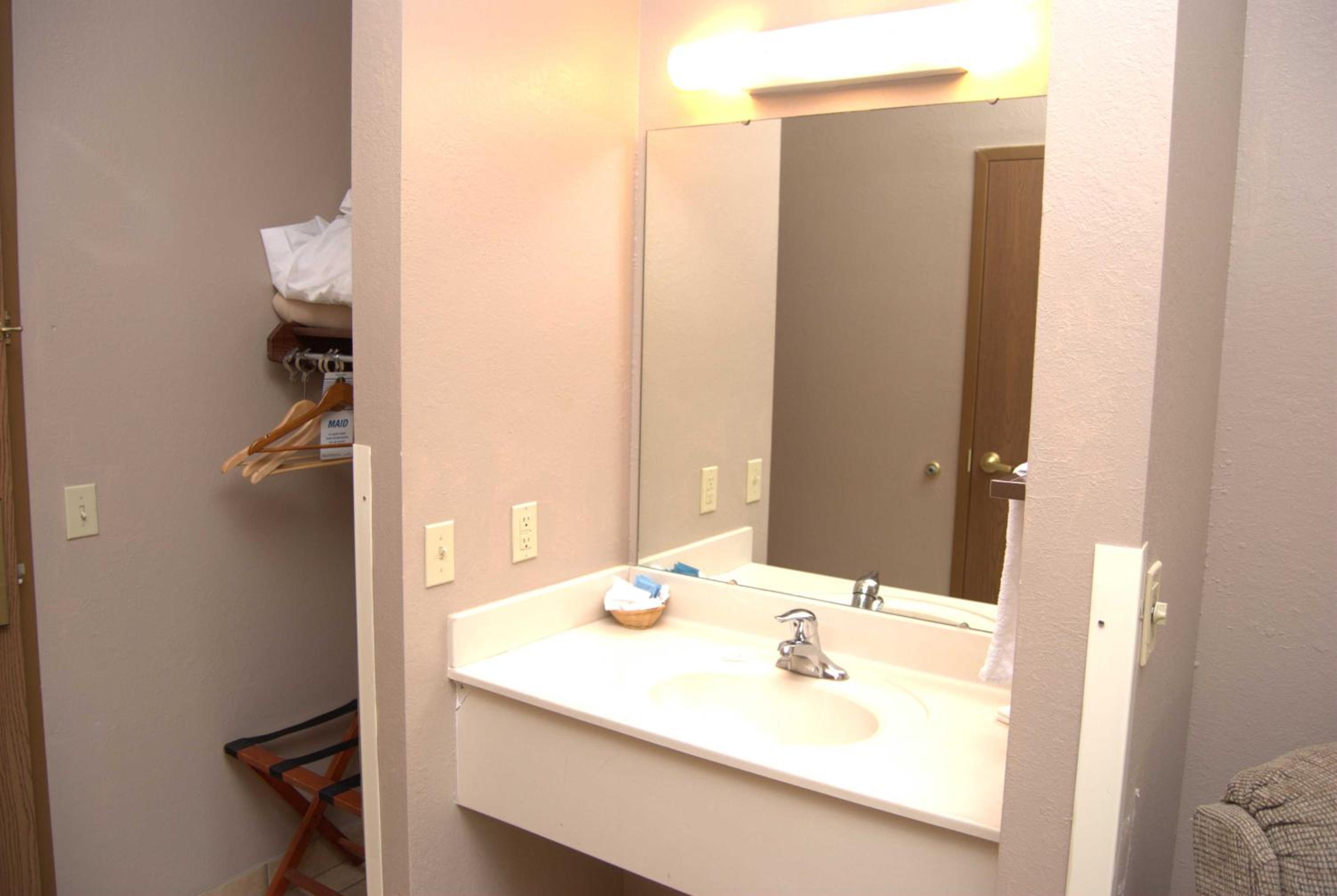 King Room with Spa Bath - Non-Smoking photo 2