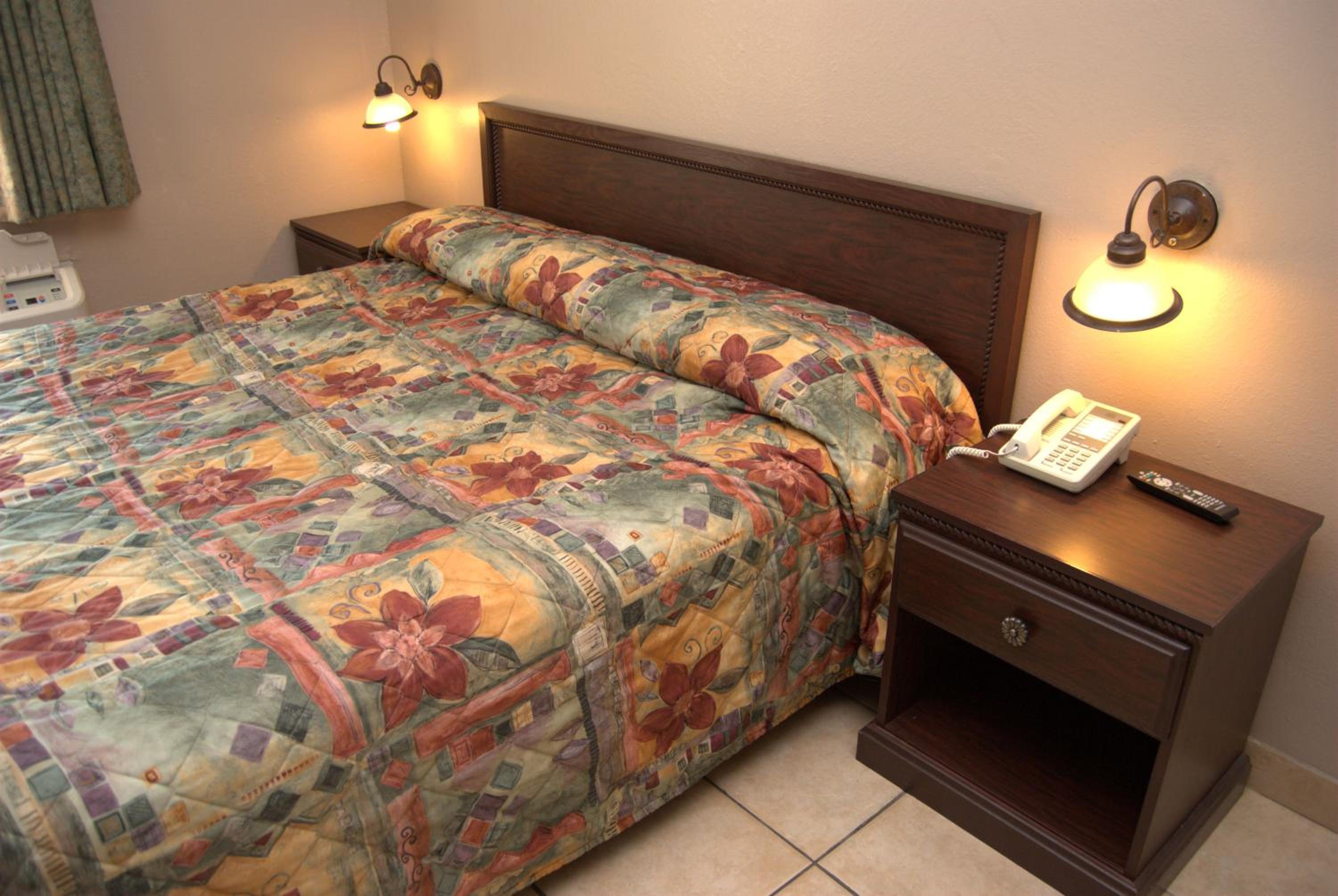 King Room with Spa Bath - Non-Smoking photo 3