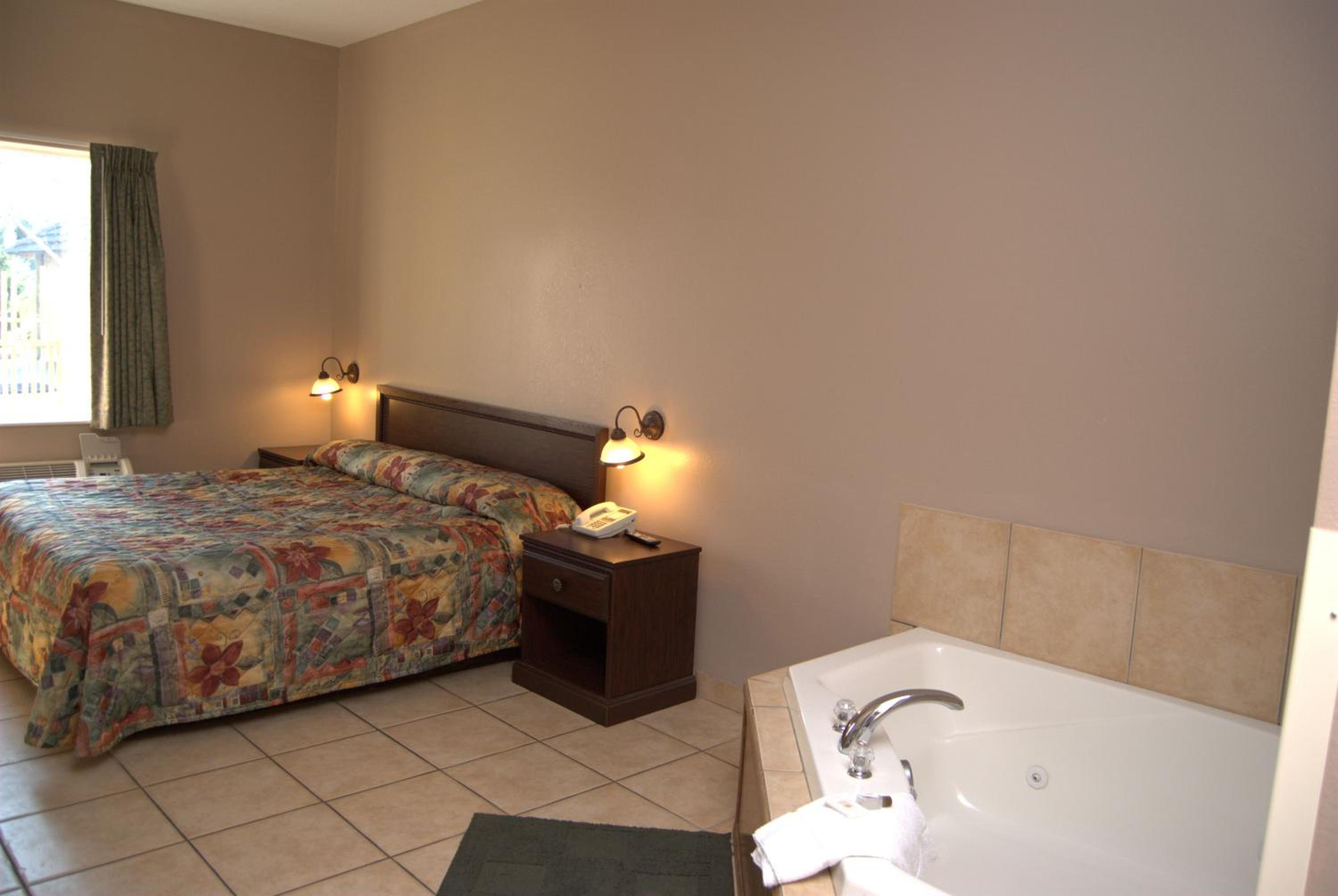 King Room with Spa Bath - Non-Smoking photo 1