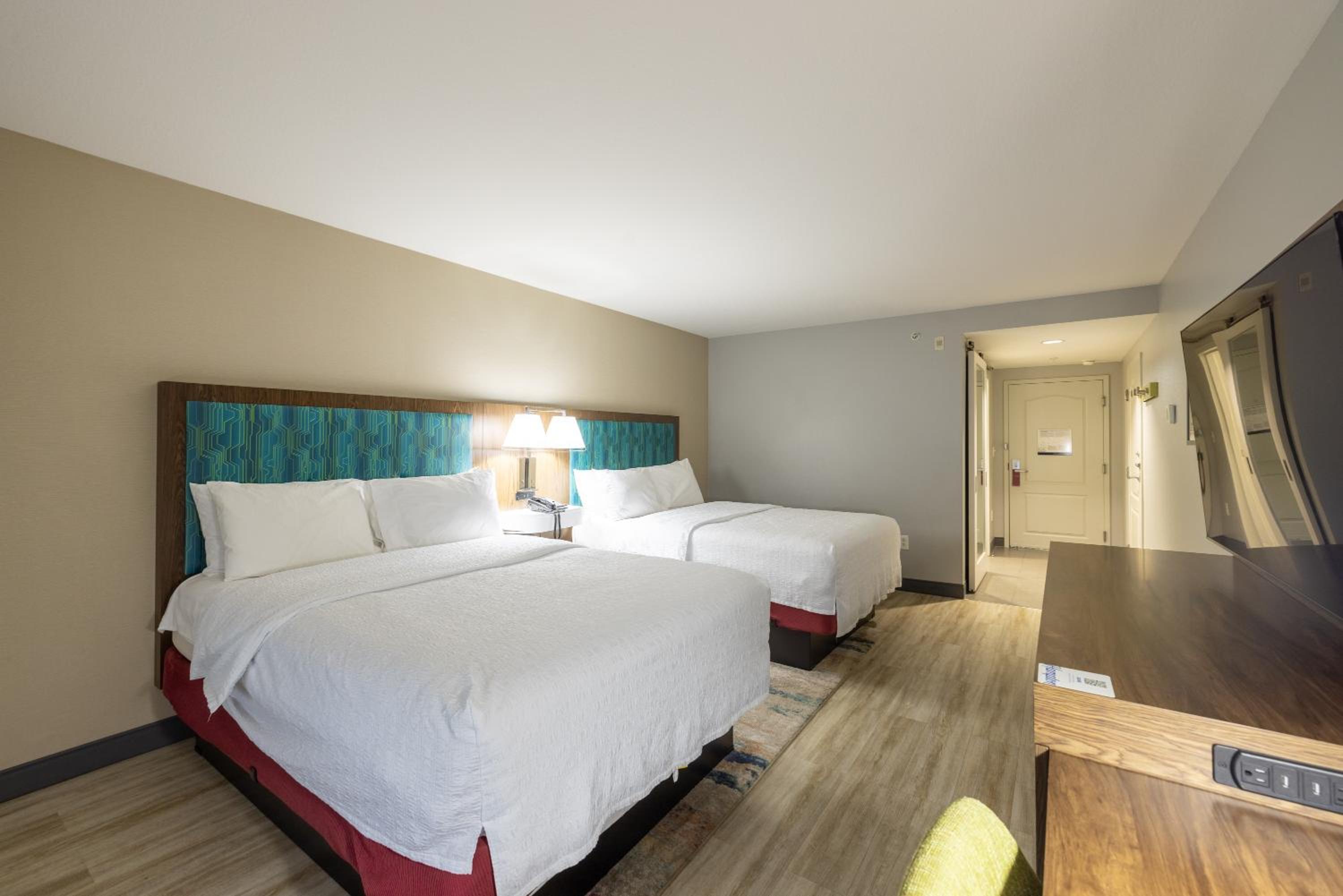 Room with Two Queen Beds - Non-Smoking - Photo 2