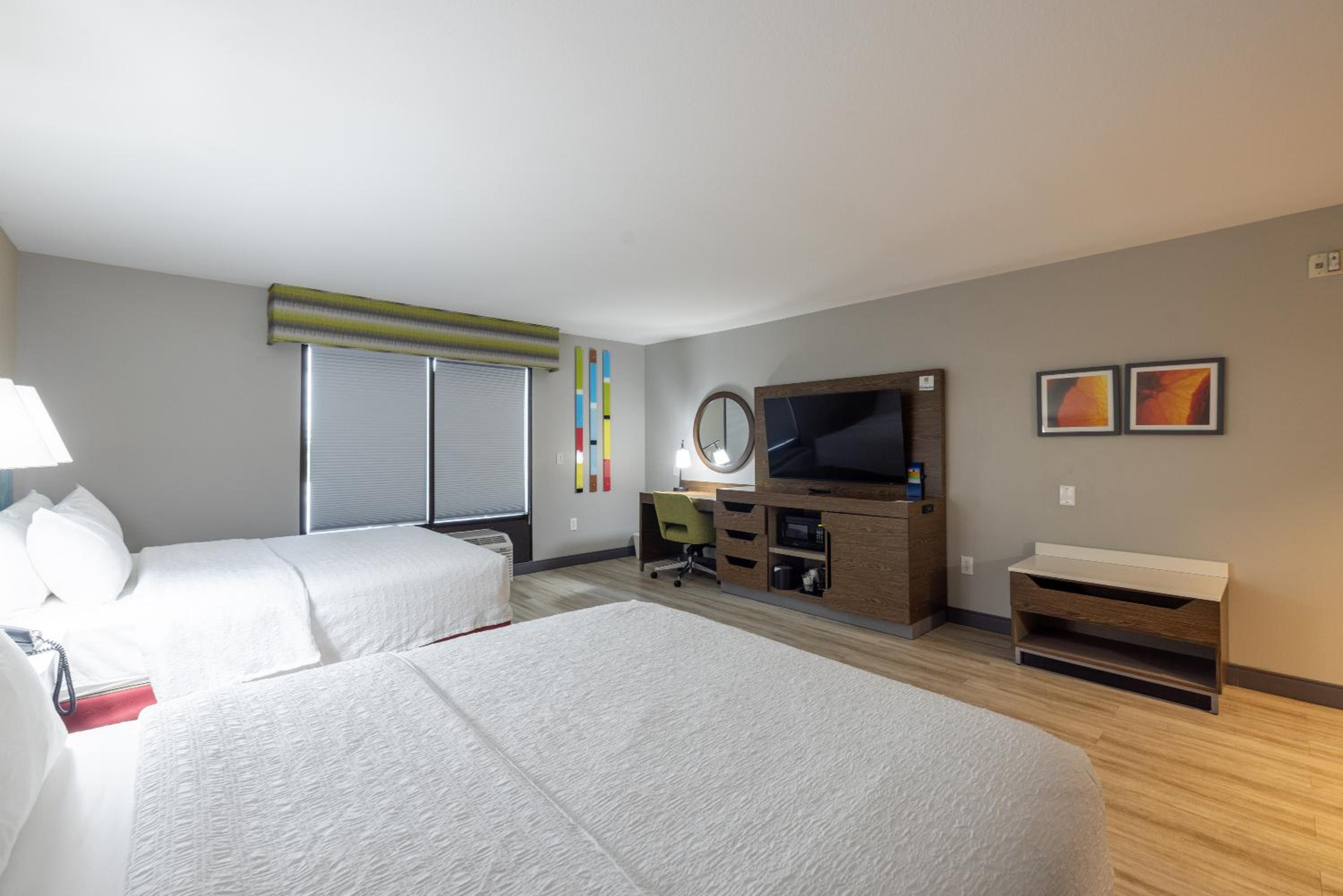 Room with Two Queen Beds - Non-Smoking - Photo 3
