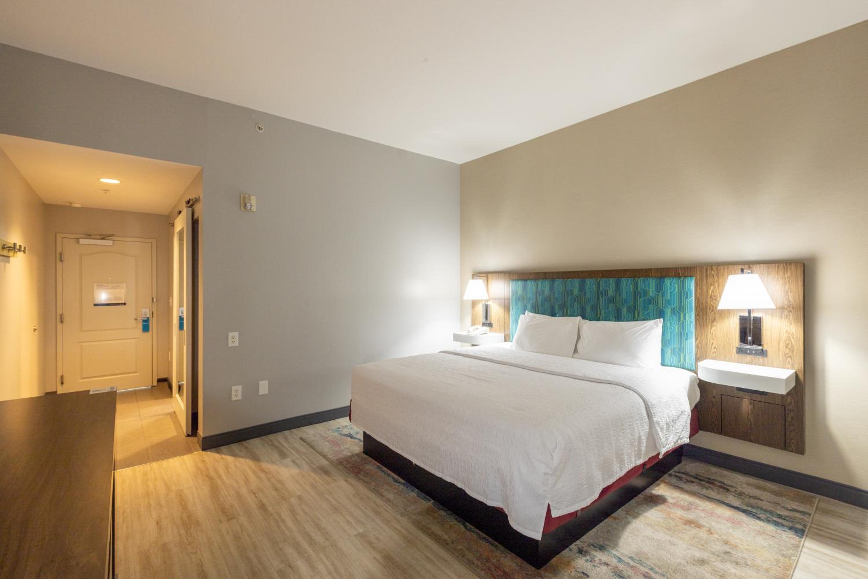 King Room with King Bed - Non-Smoking - Photo 2
