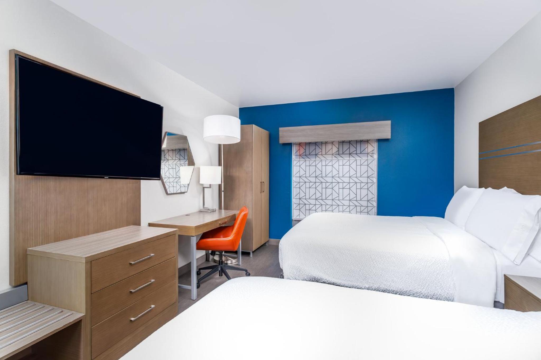 Standard Queen Room with Two Queen Beds photo 1
