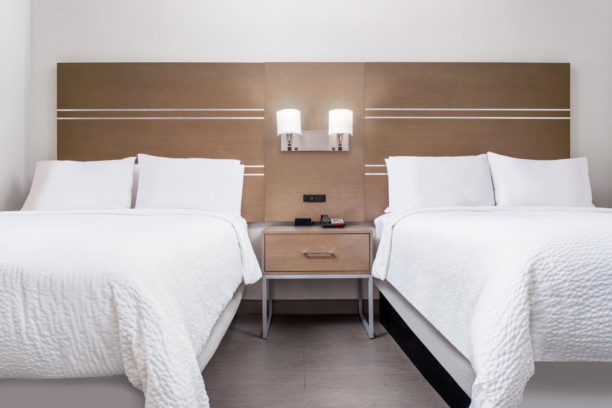 Standard Queen Room with Two Queen Beds photo 2