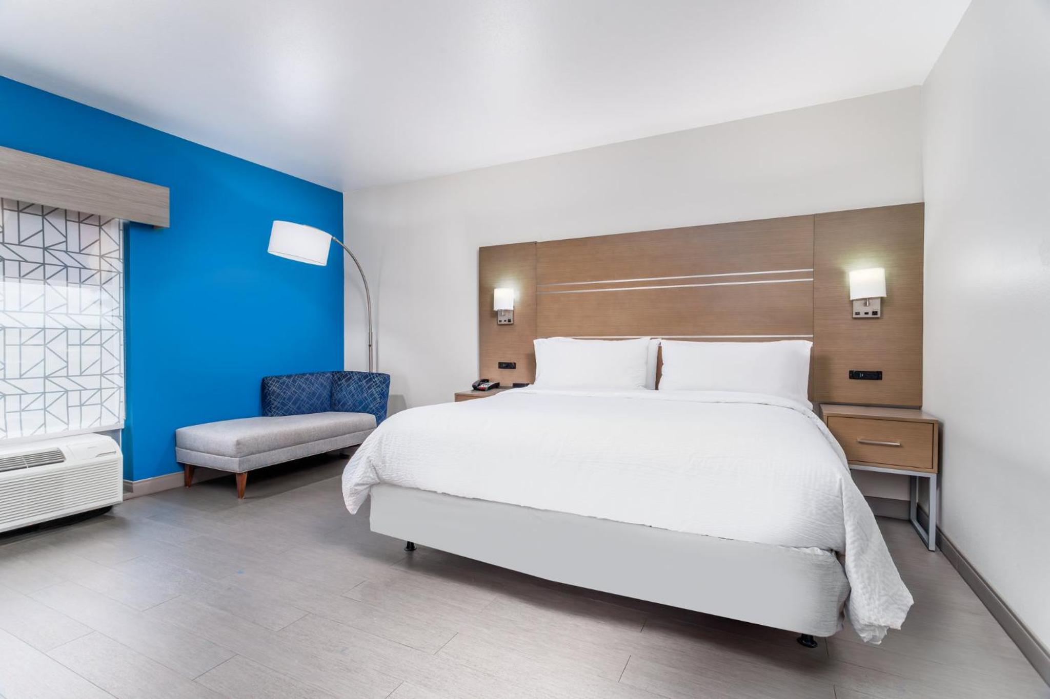 King Room - Hearing Accessible photo 2