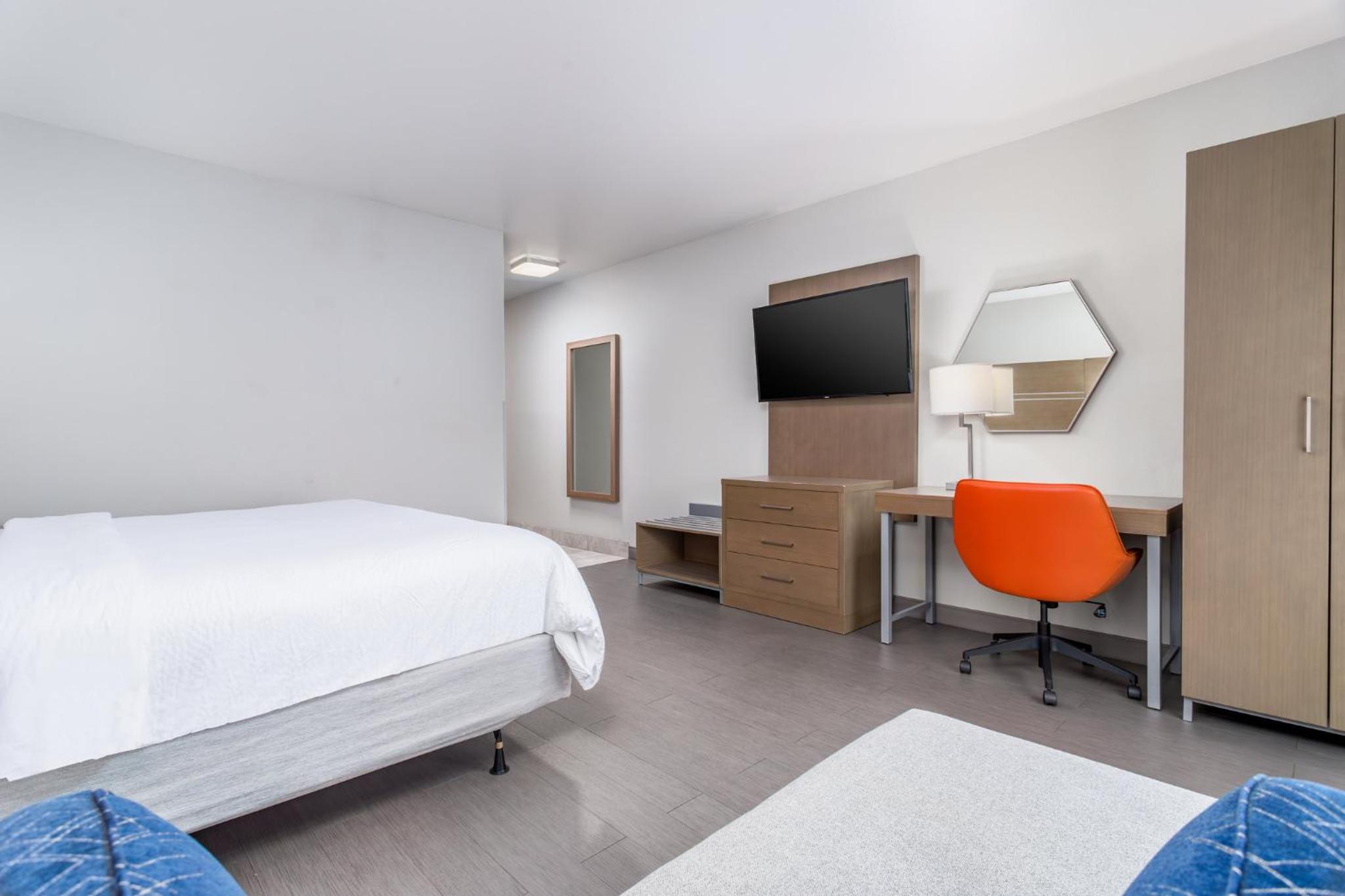 Standard King Room with Roll-in Shower - Mobility Accessible