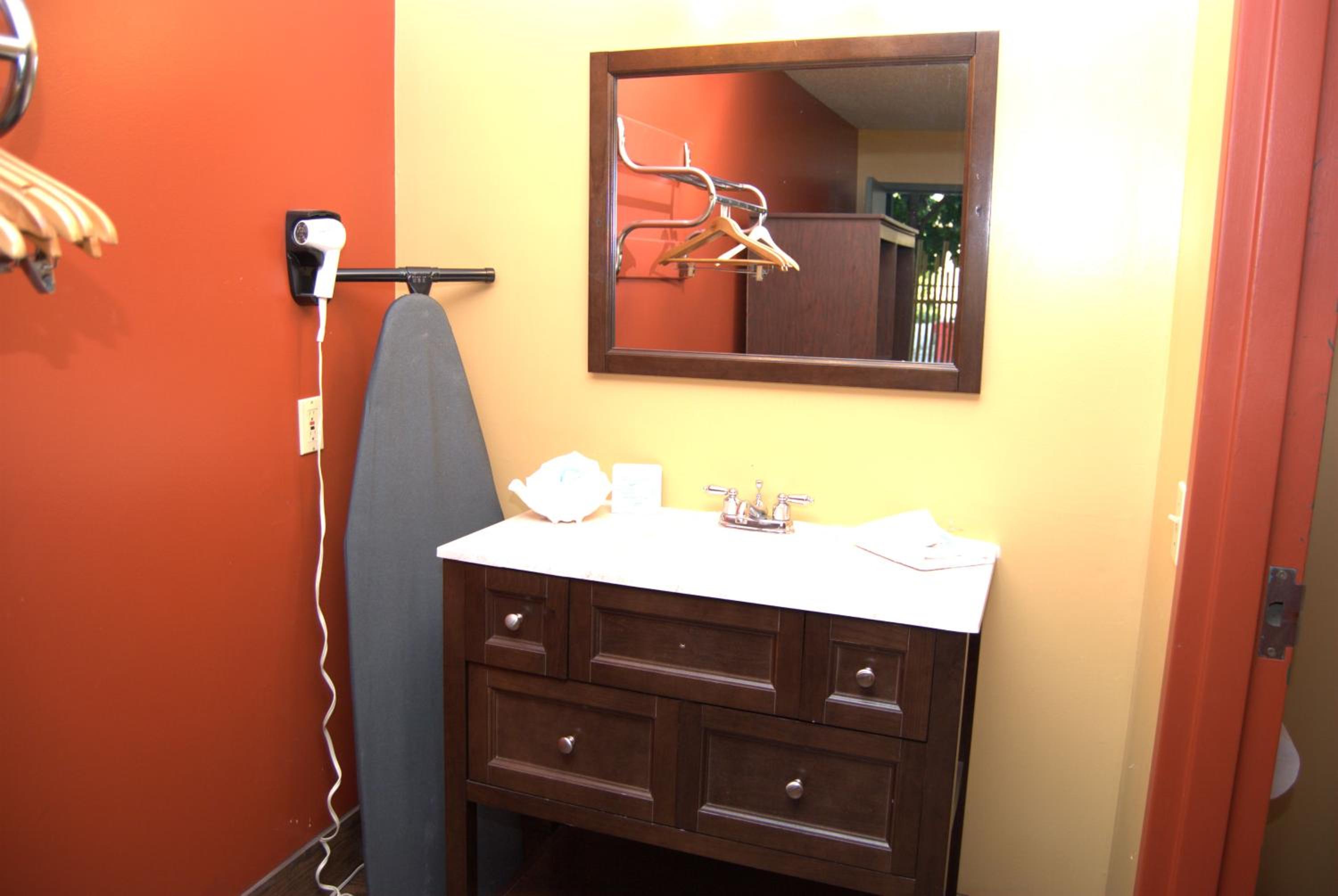 Two Double Beds with Exterior Door - Non-Smoking photo 3