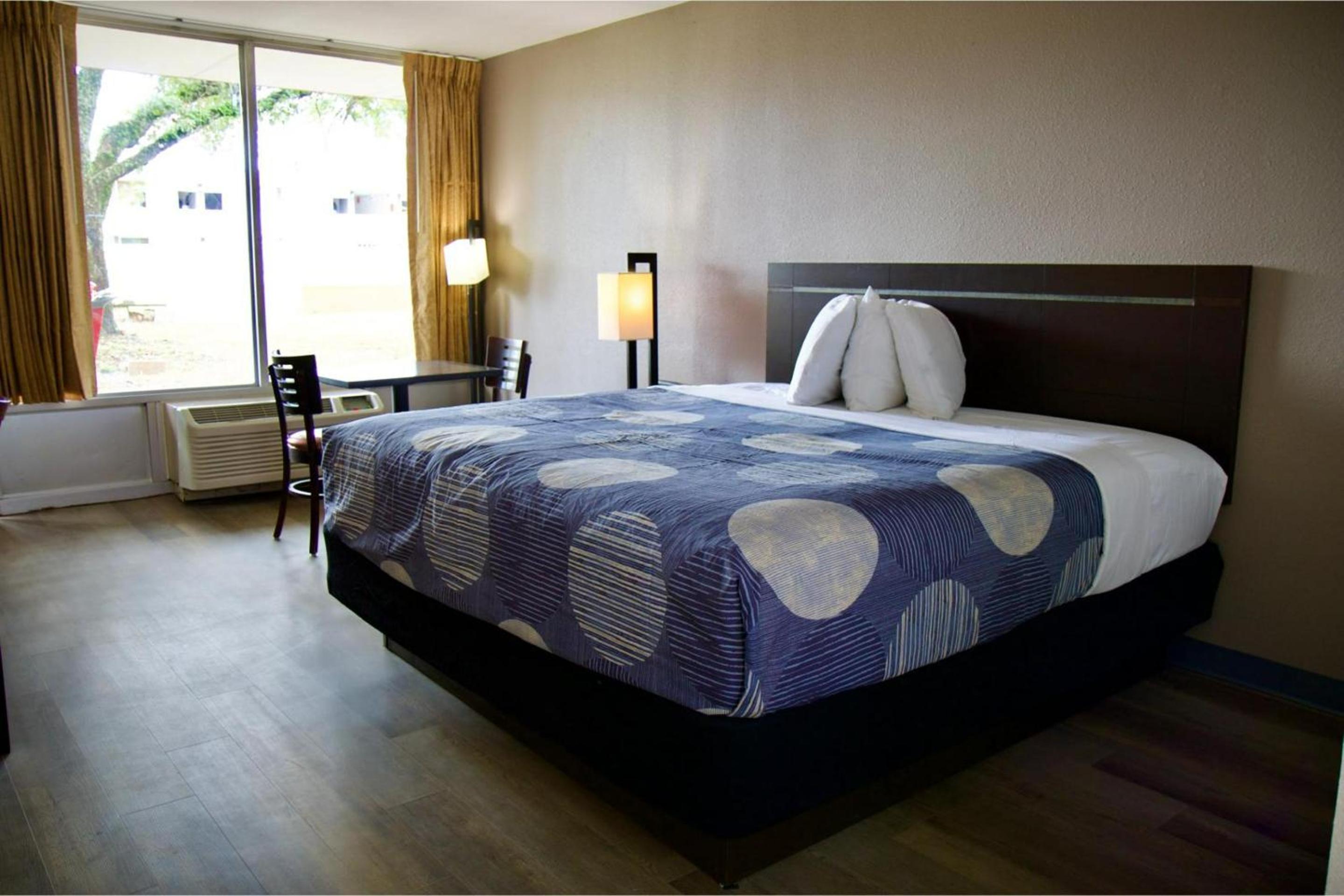 King Bed Non-Smoking - Photo 9