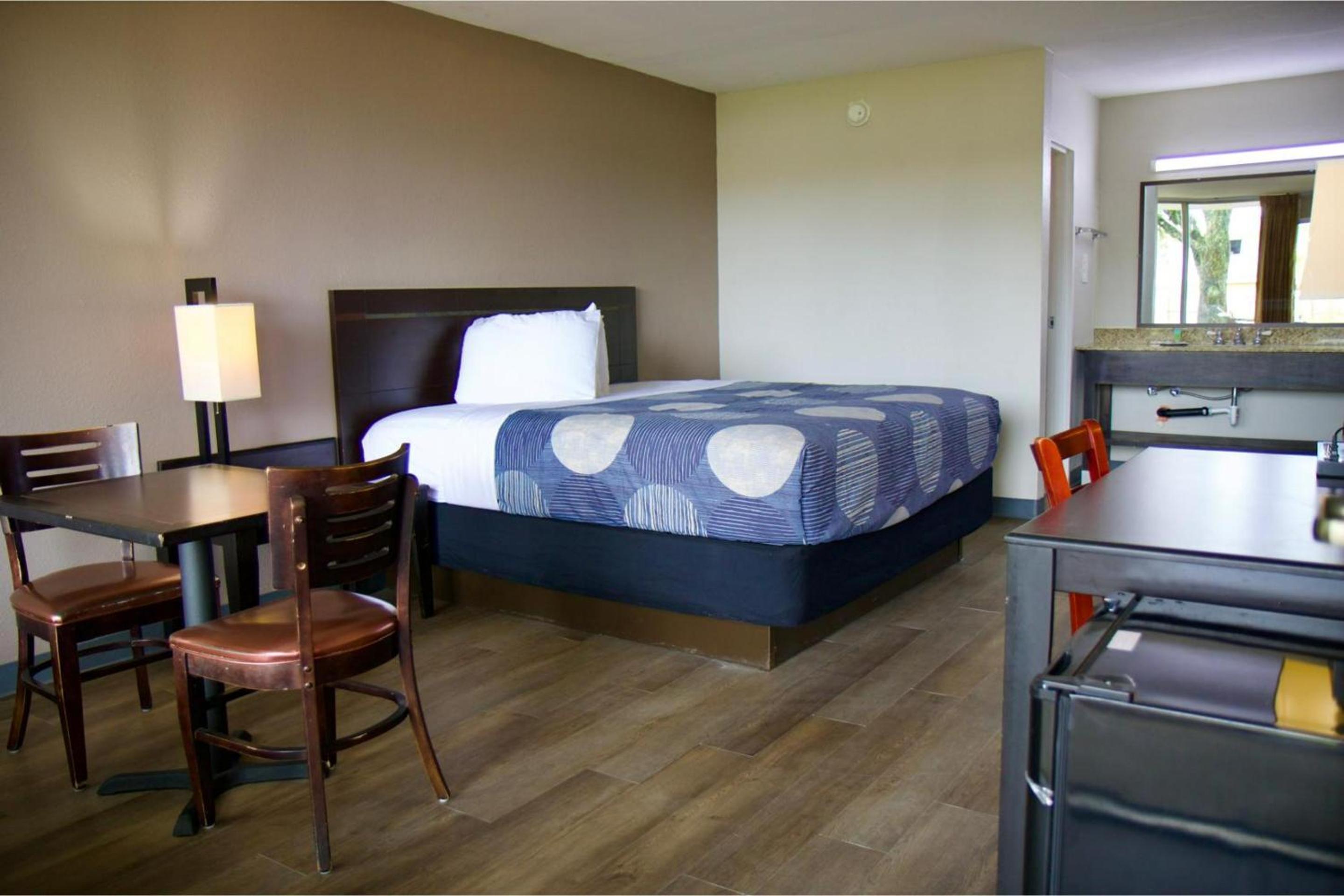 King Bed Non-Smoking - Photo 7