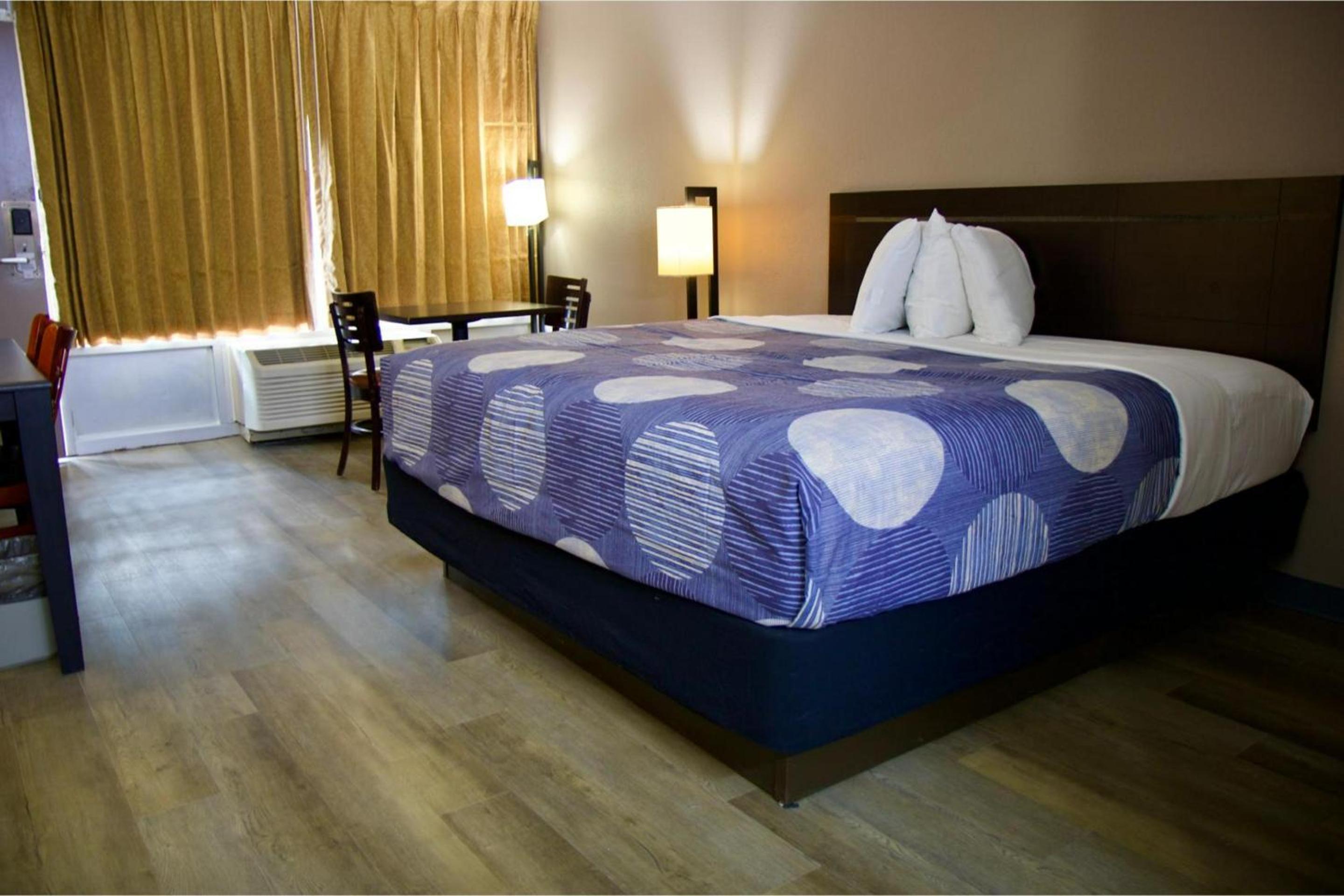 King Bed Non-Smoking - Photo 11