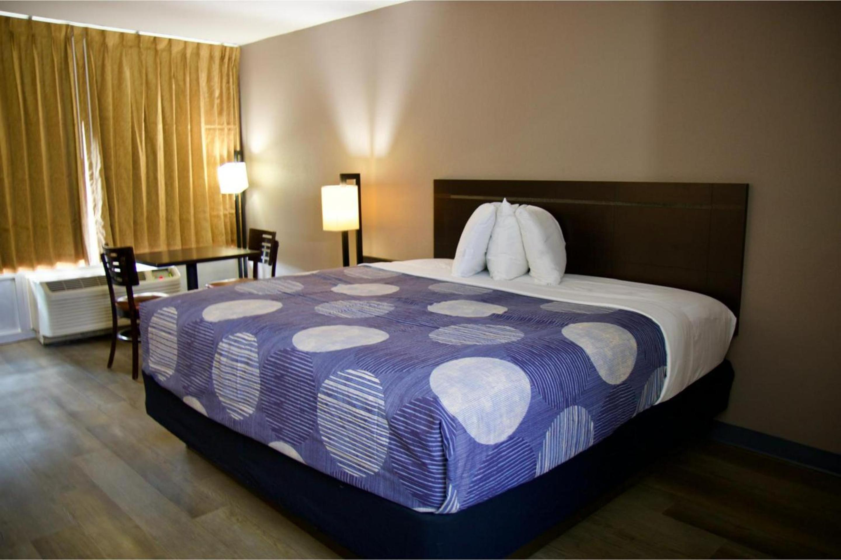 King Bed Non-Smoking - Photo 6