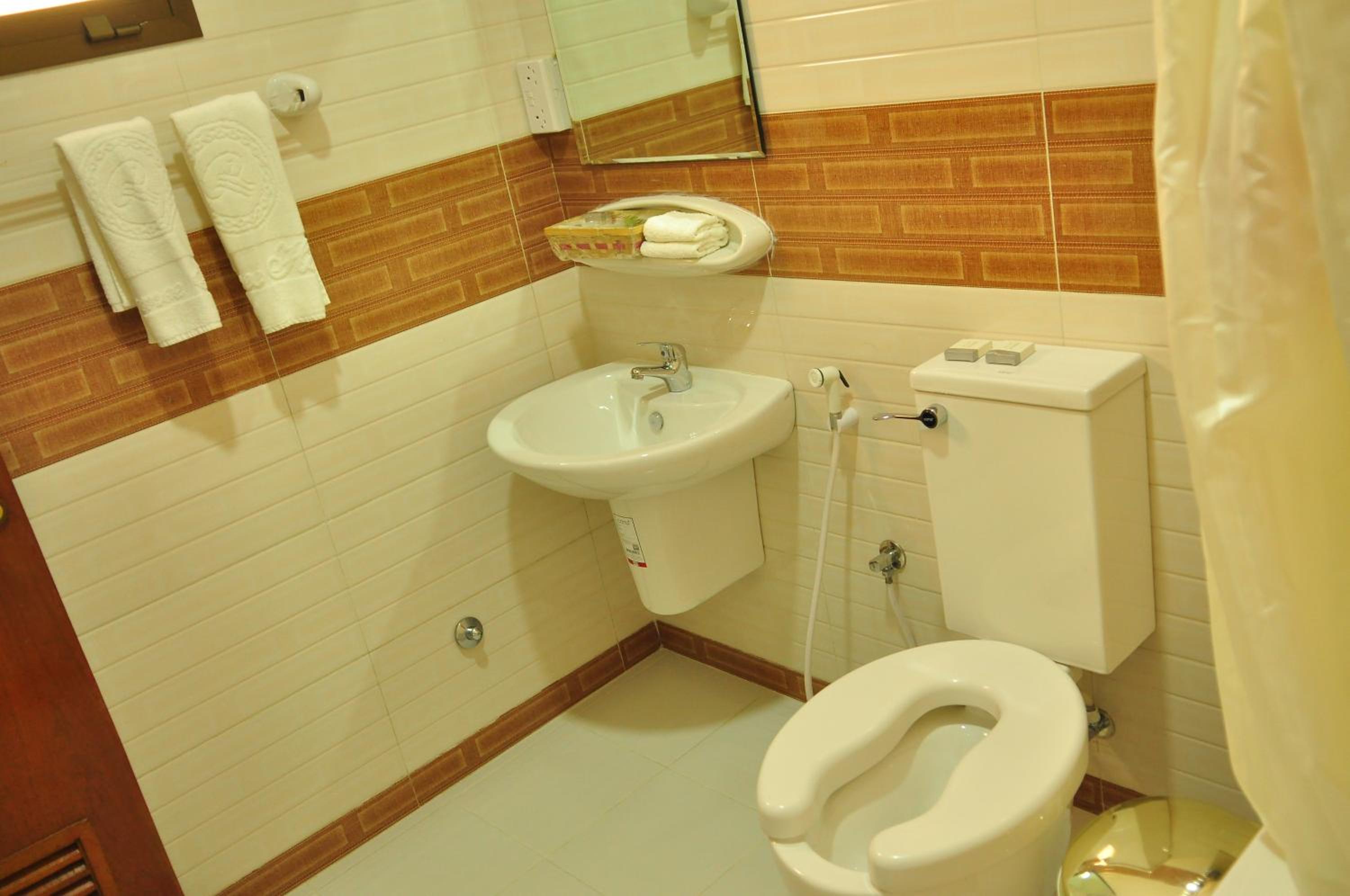 Standard King Room - Photo 12