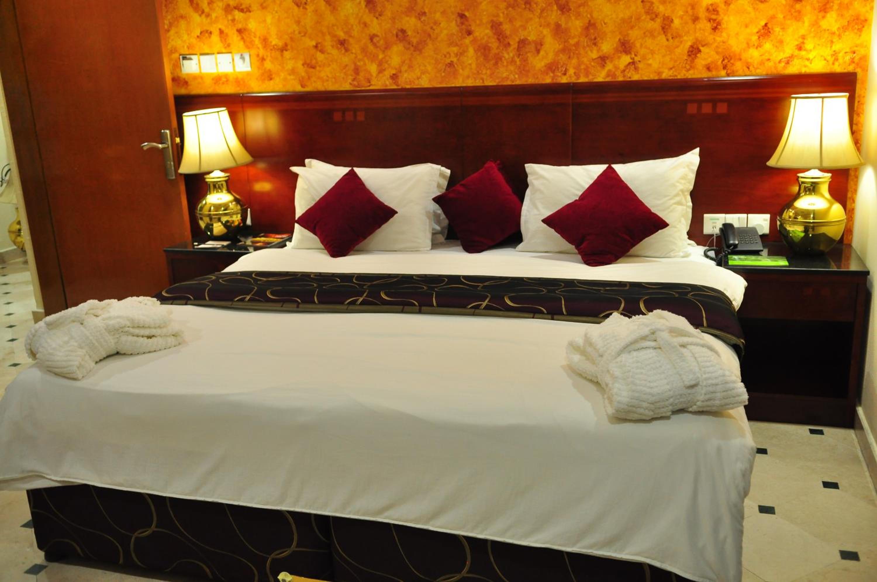 Standard King Room - Photo 9