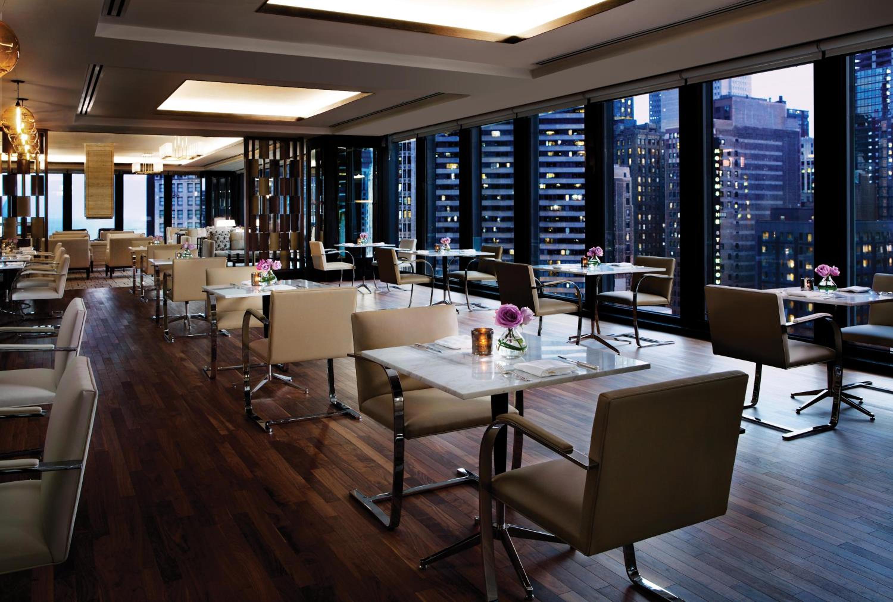 Executive Club King Room with One King Bed (Non Smoking) (Accessible)