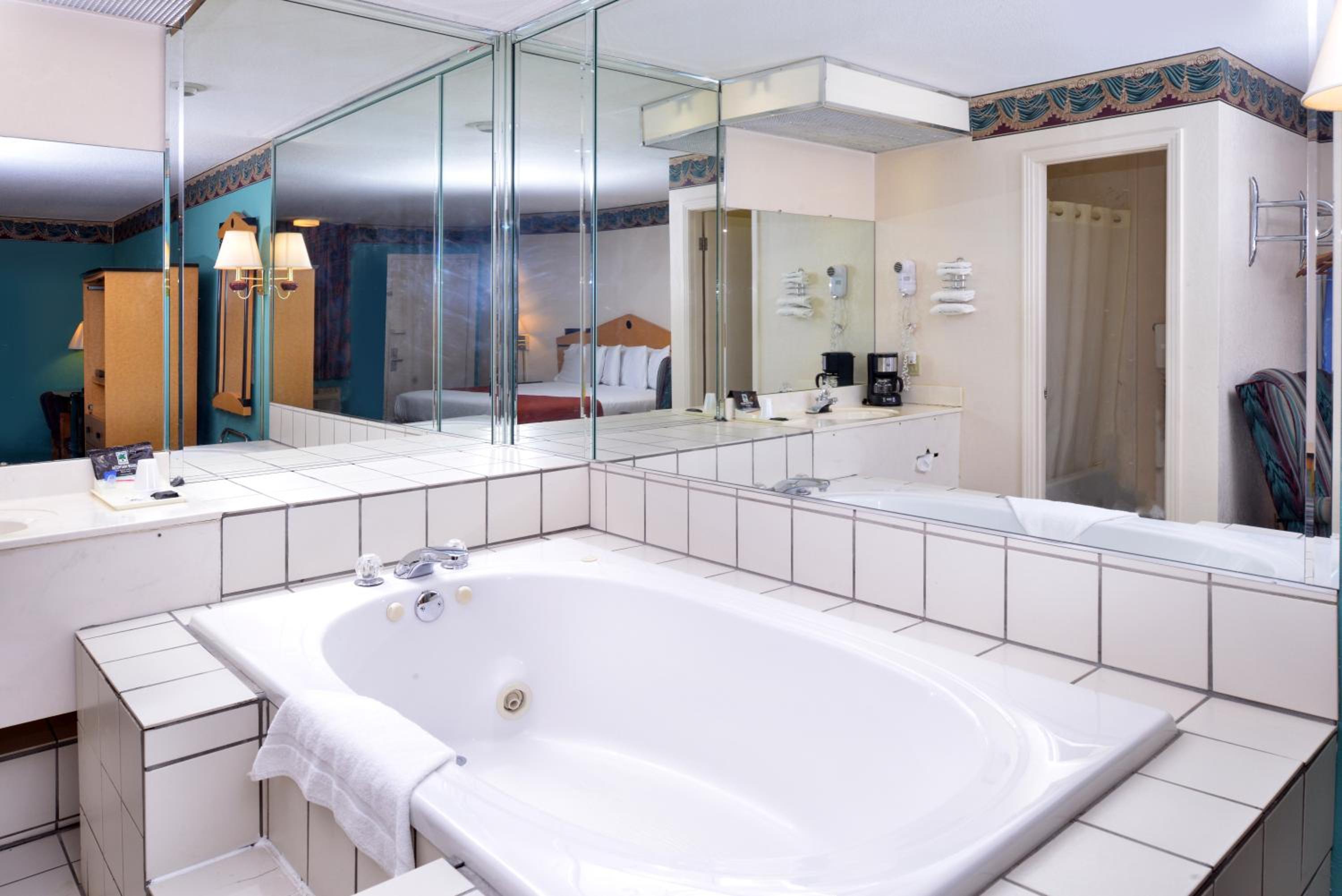 King Room With Spa Bath - Non-Smoking photo 2