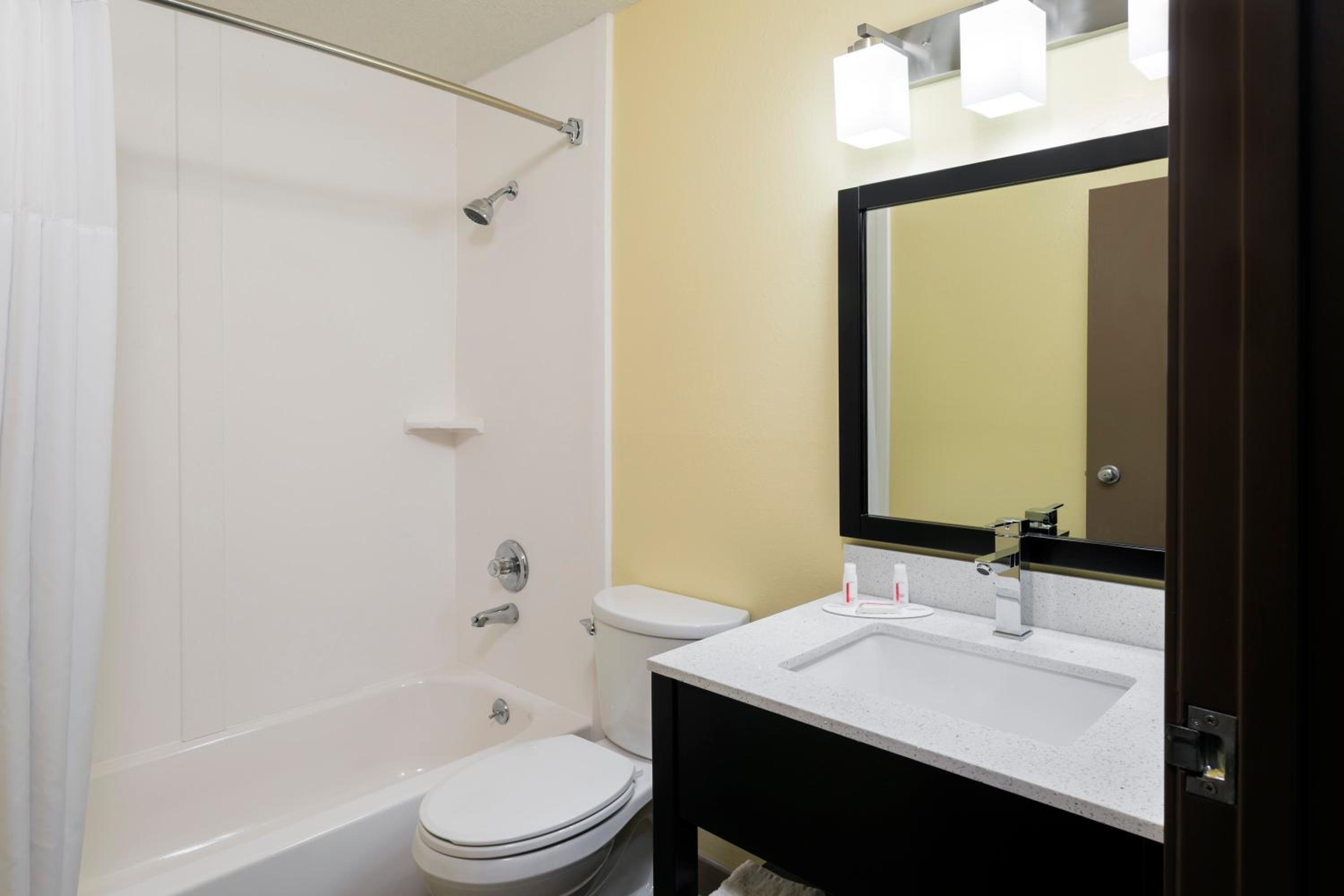 Double Room with Two Double Beds - Non-Smoking - Photo 2
