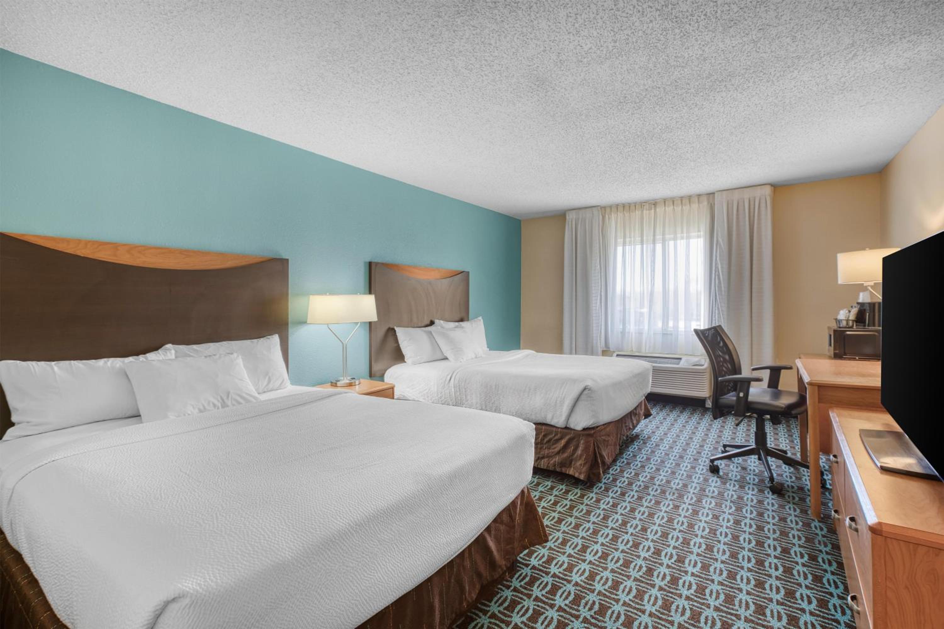 Queen Room with Two Queen Beds - Non-Smoking - Photo 1