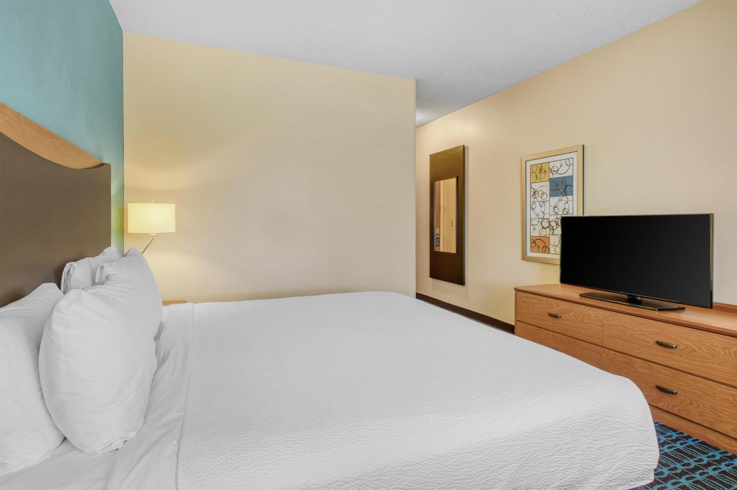 King Room with Roll-In Shower - Disability Access - Photo 2