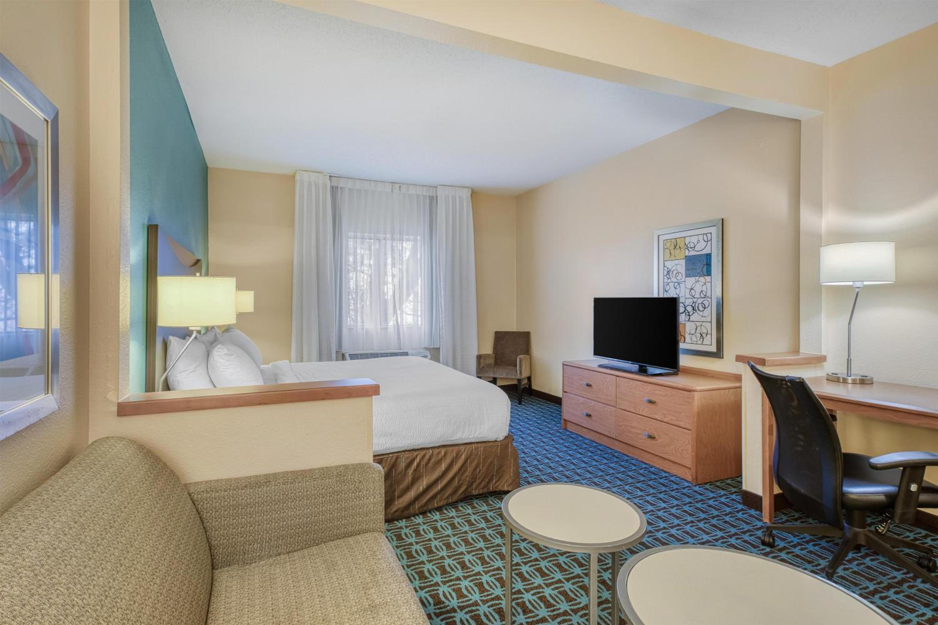 King Suite with Sofa Bed and Roll-In Shower - Disability Access/Non-Smoking