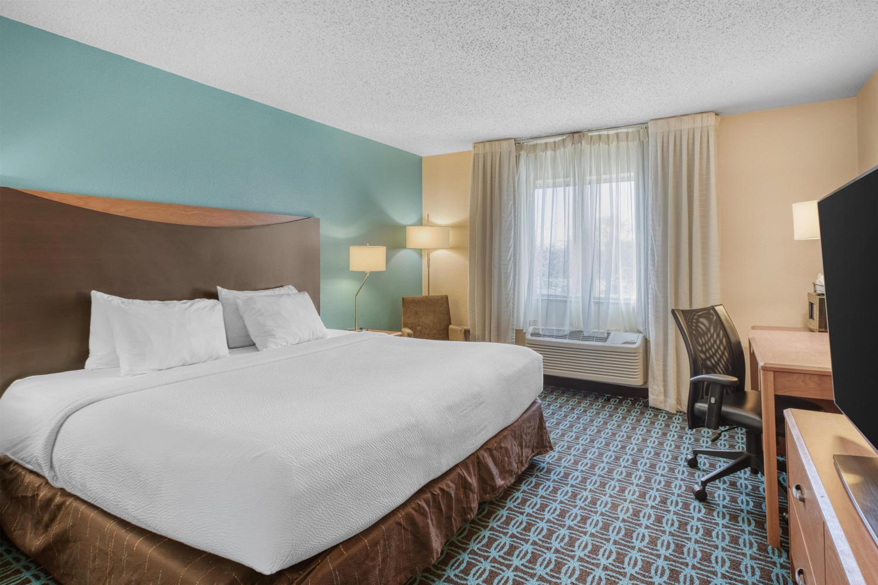 King Room - Non-Smoking - Photo 2