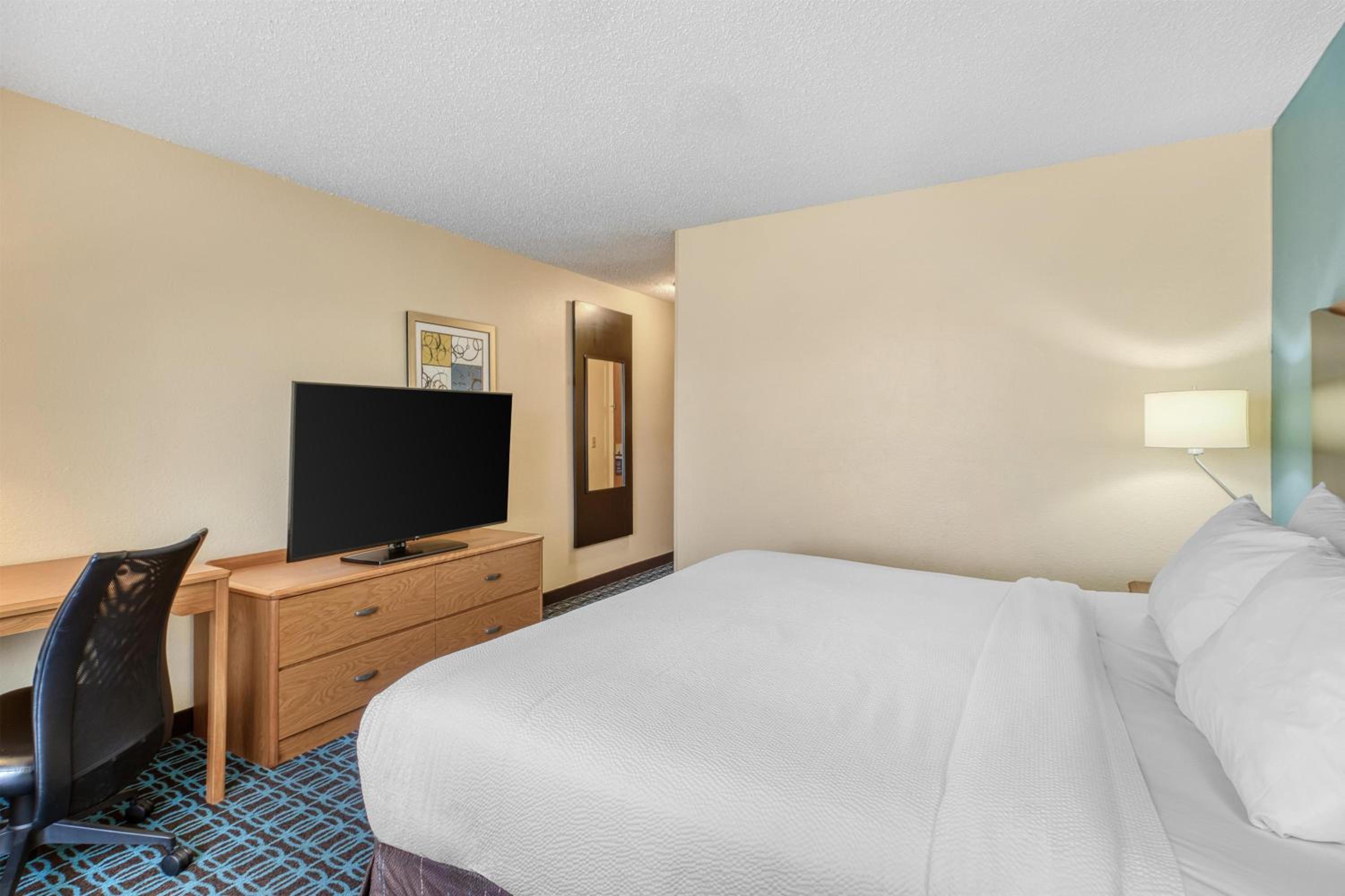 King Room - Non-Smoking - Photo 3