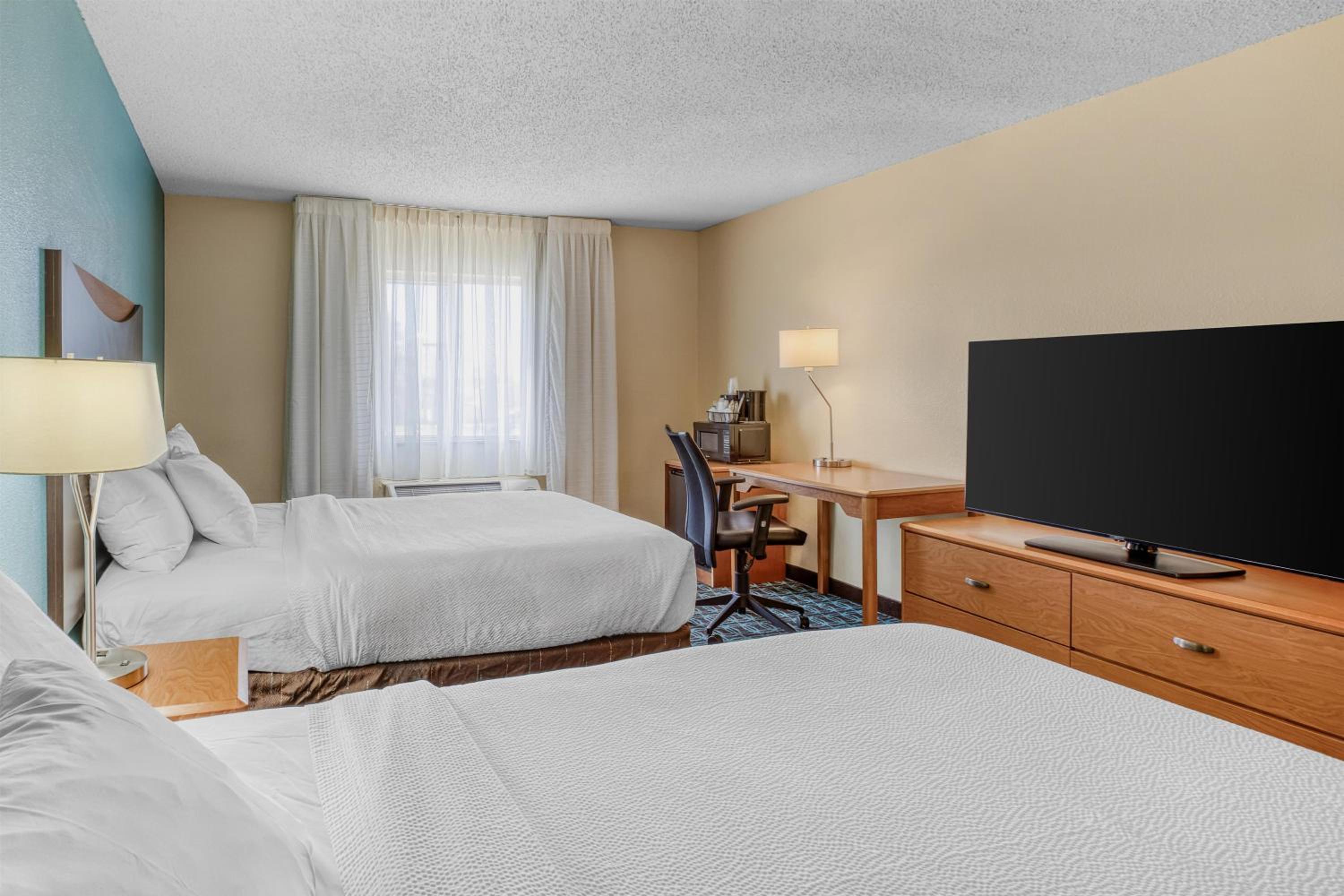 Queen Room with Two Queen Beds - Non-Smoking - Photo 2