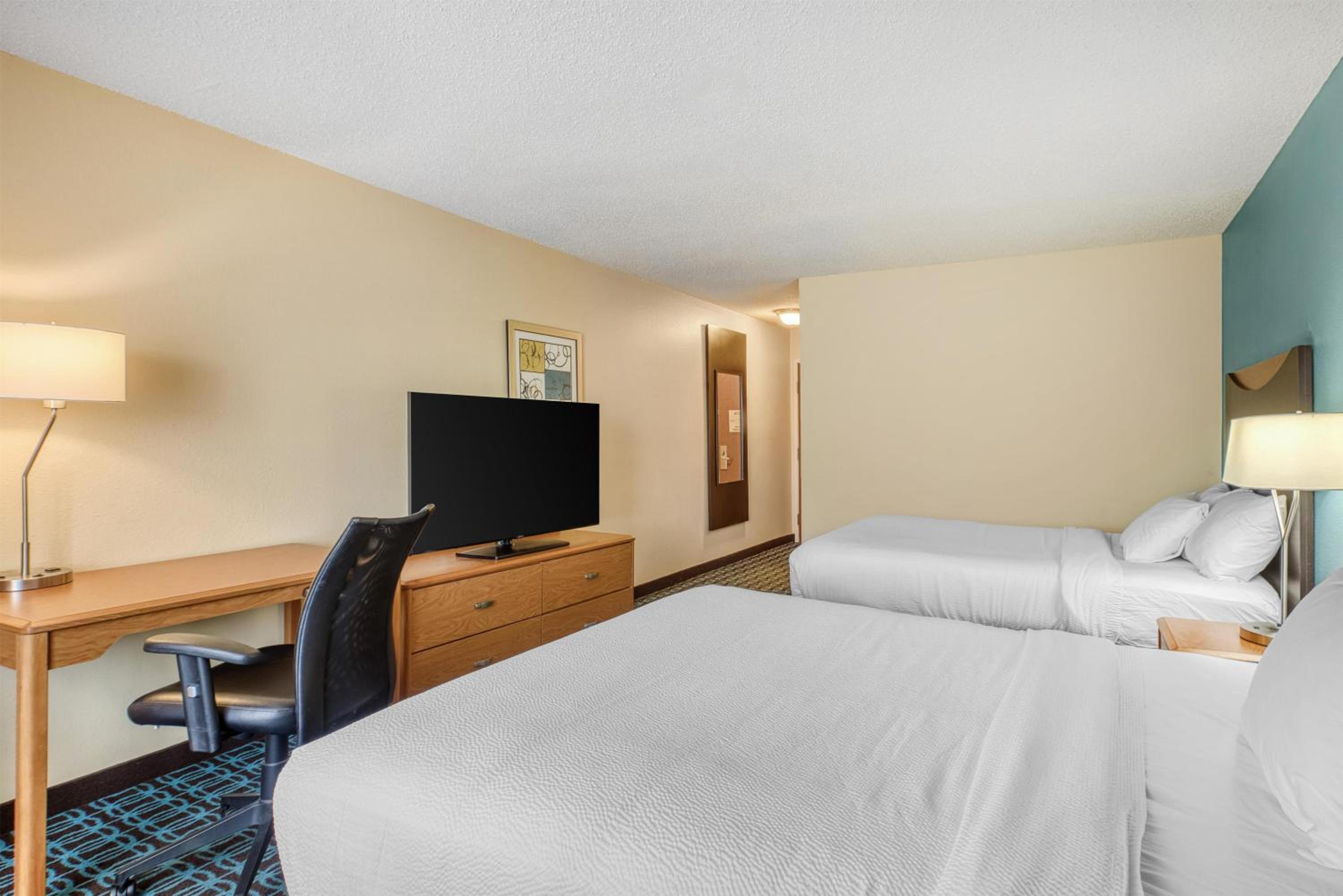 Queen Room with Two Queen Beds - Non-Smoking - Photo 3