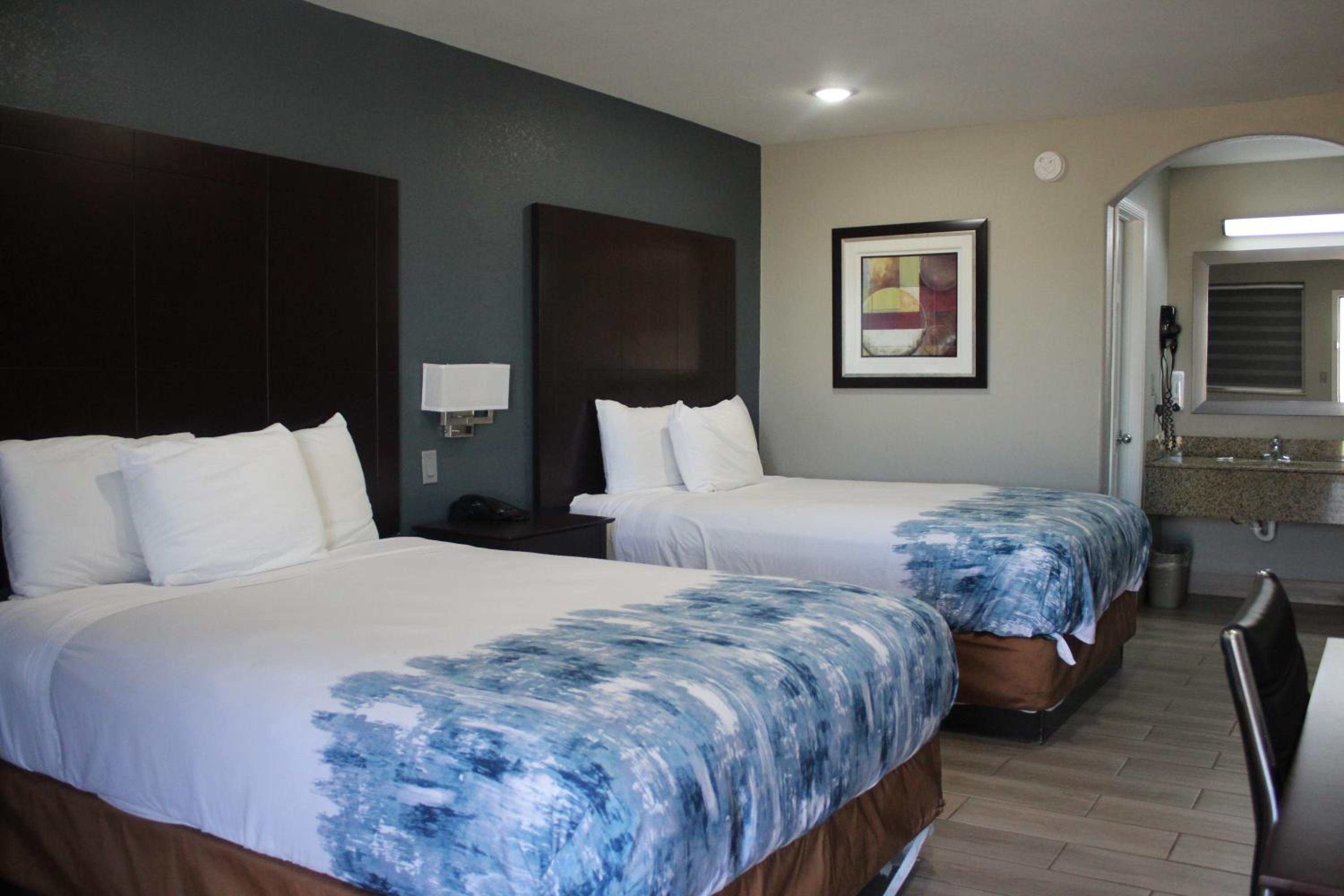 Queen Room with Two Queen Beds photo 1