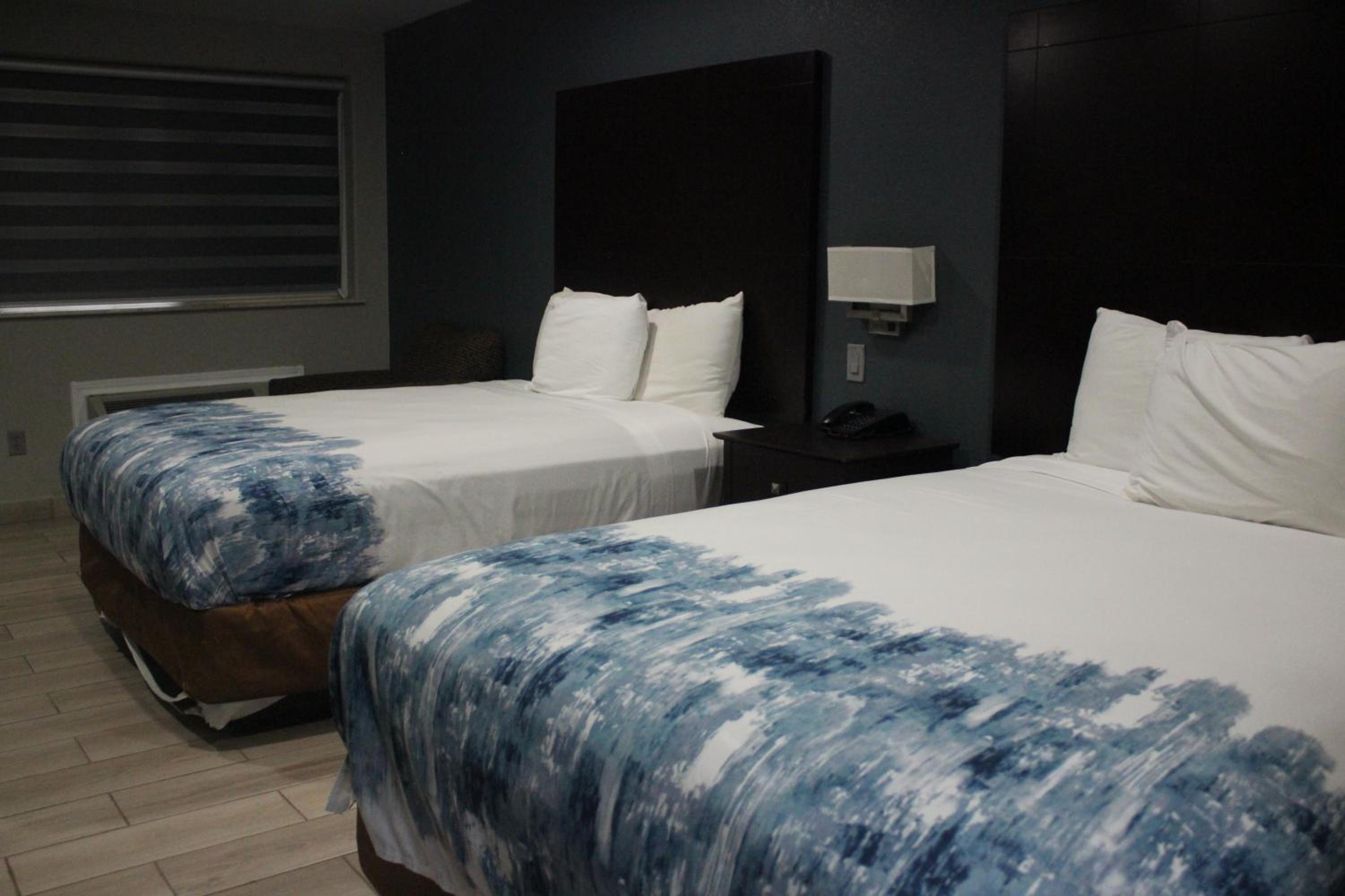 Queen Room with Two Queen Beds photo 2
