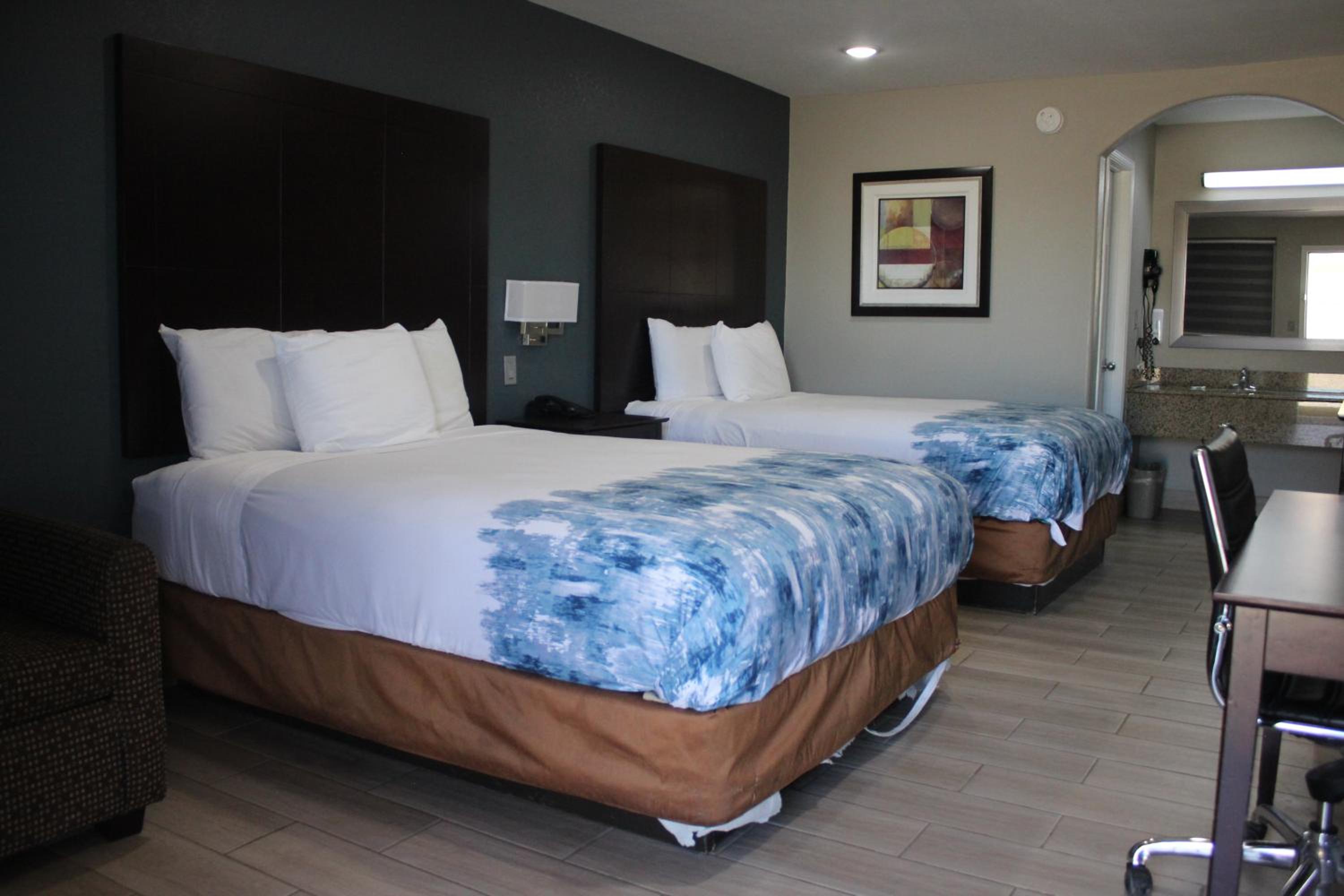Queen Room with Two Queen Beds photo 3