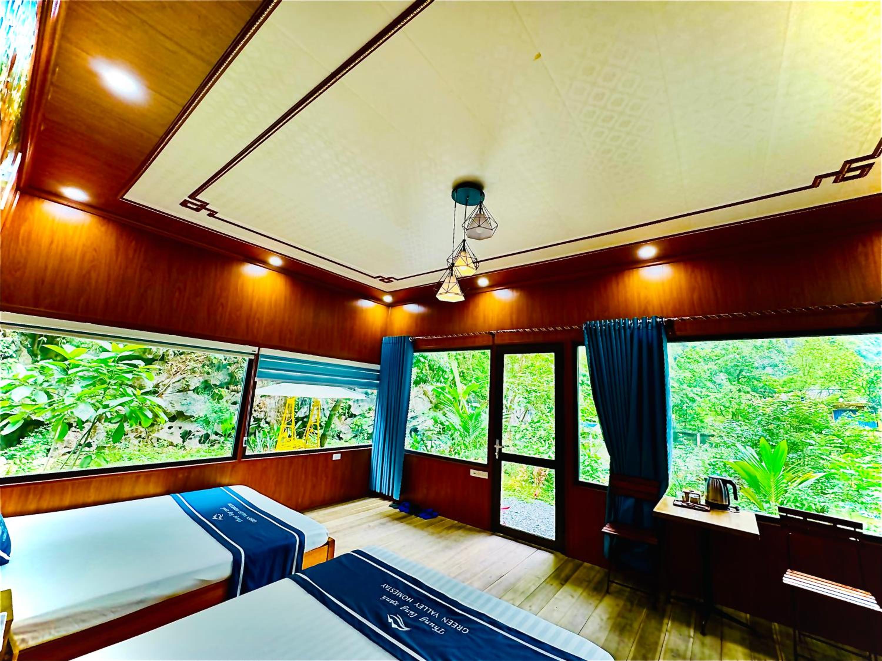 Family Room with Mountain View photo 1