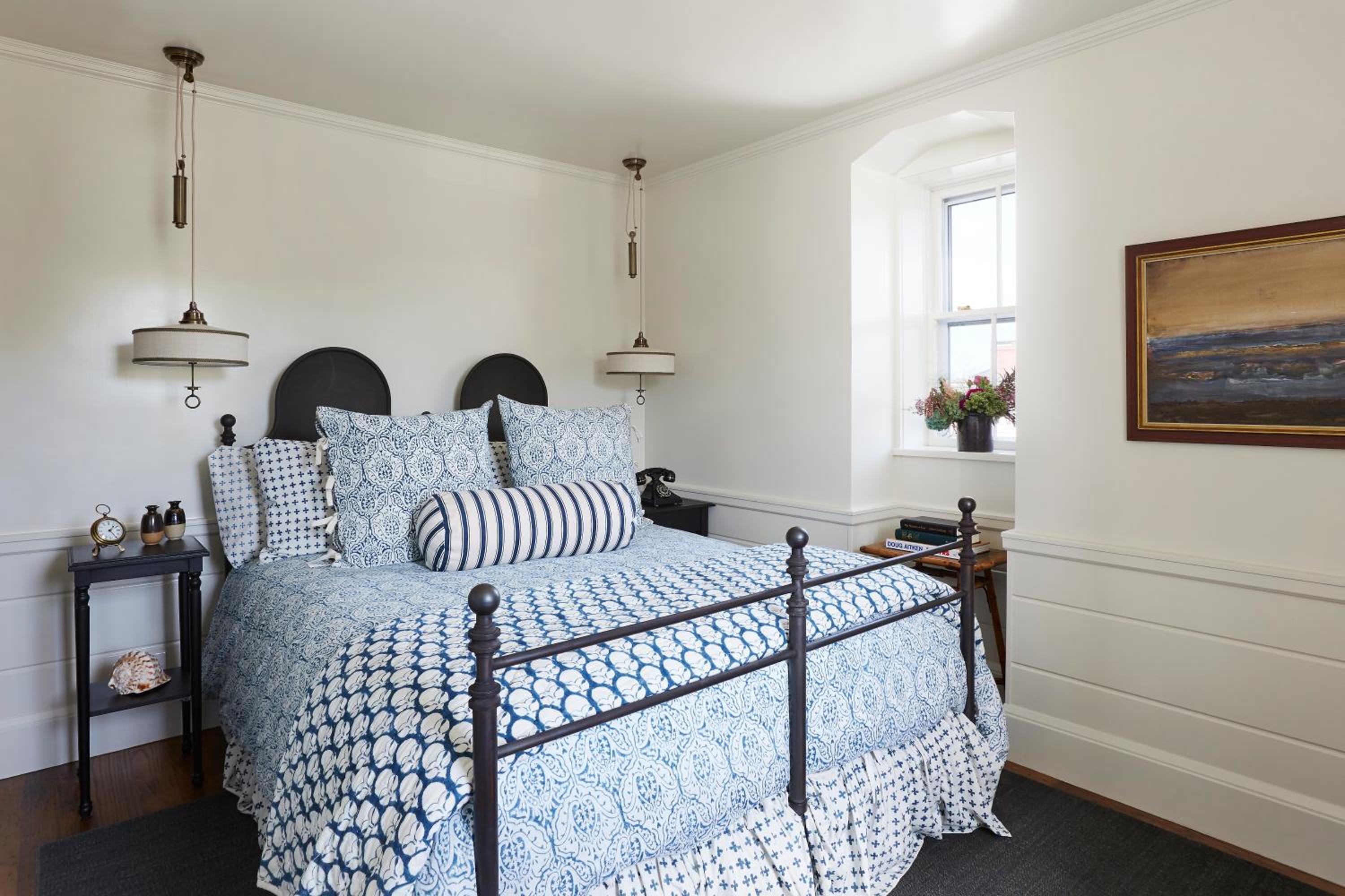 Petite Queen Room