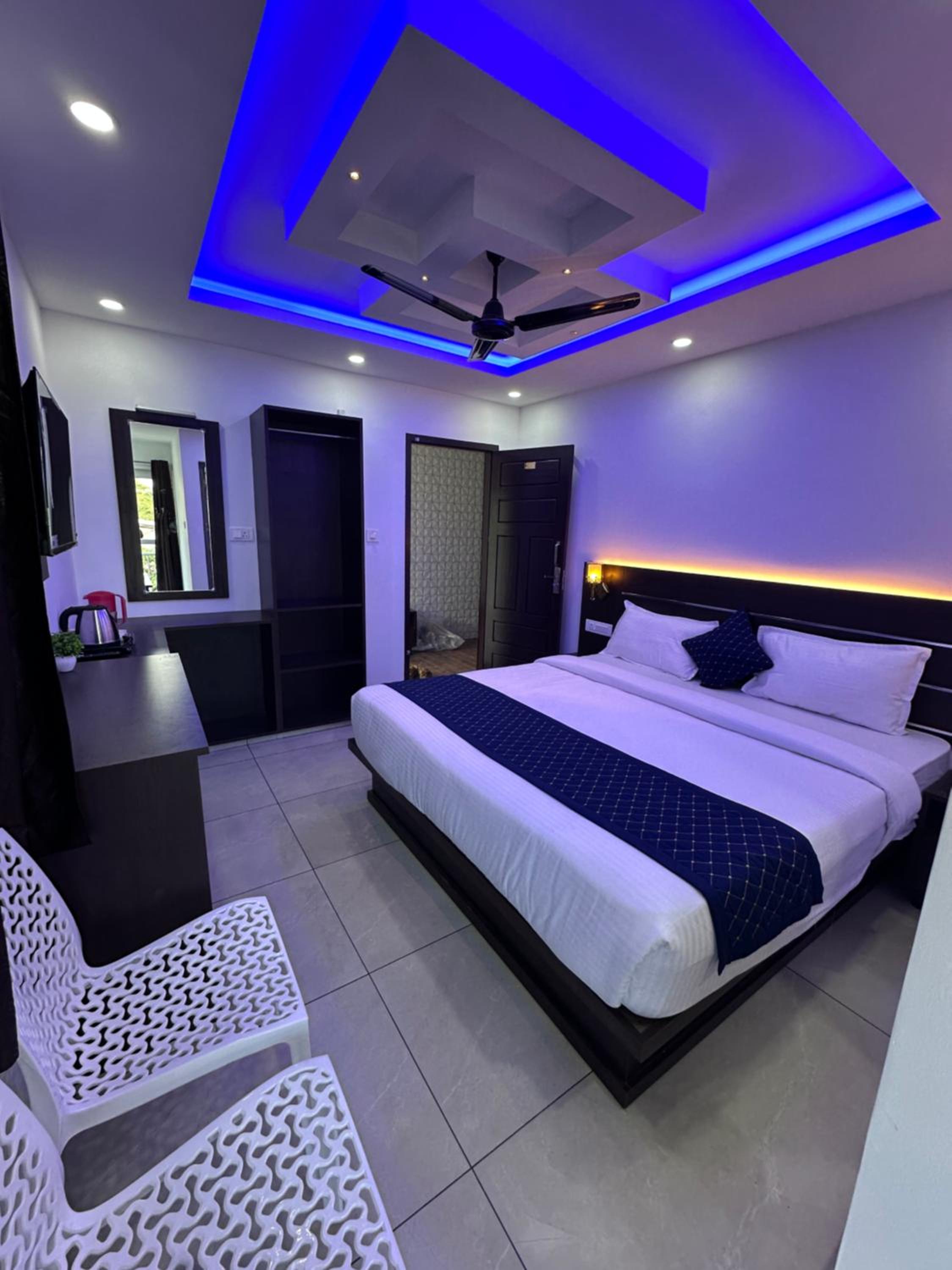 Deluxe Double Room with Balcony photo 2