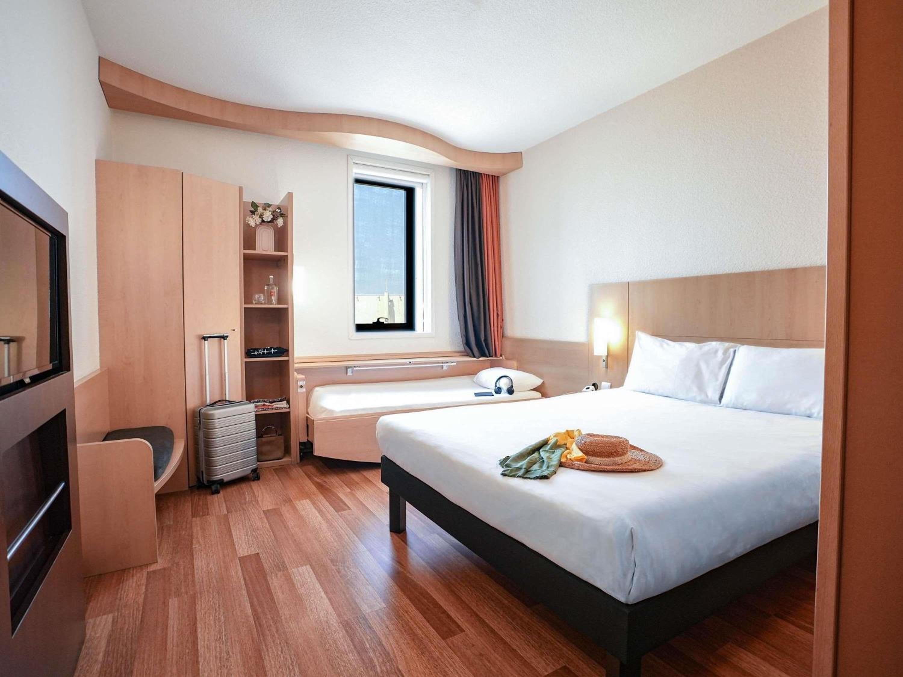 Standard Room with One Double and One Single Bed - Non-Smoking - Photo 2