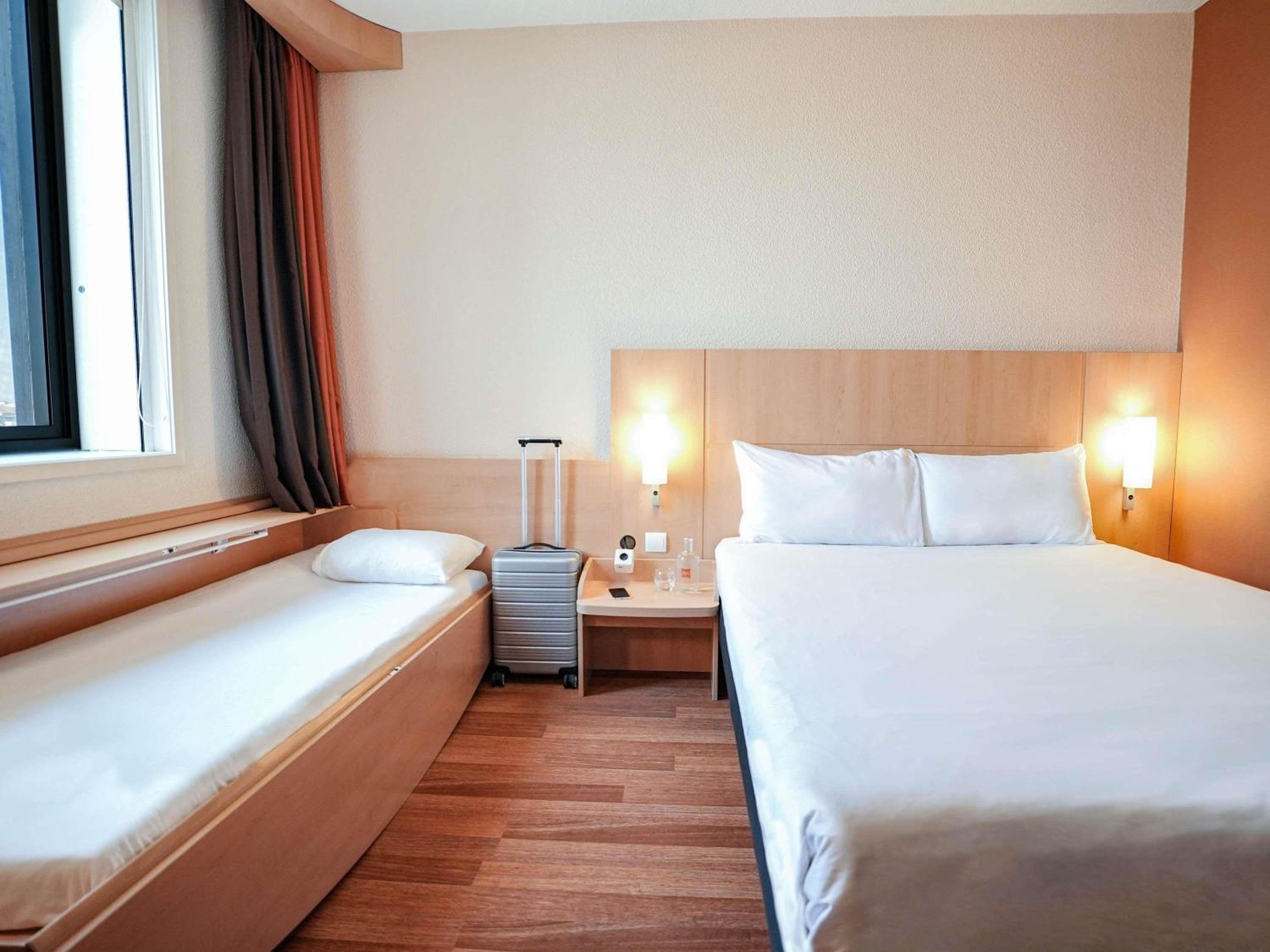 Standard Room with One Double and One Single Bed - Non-Smoking - Photo 3