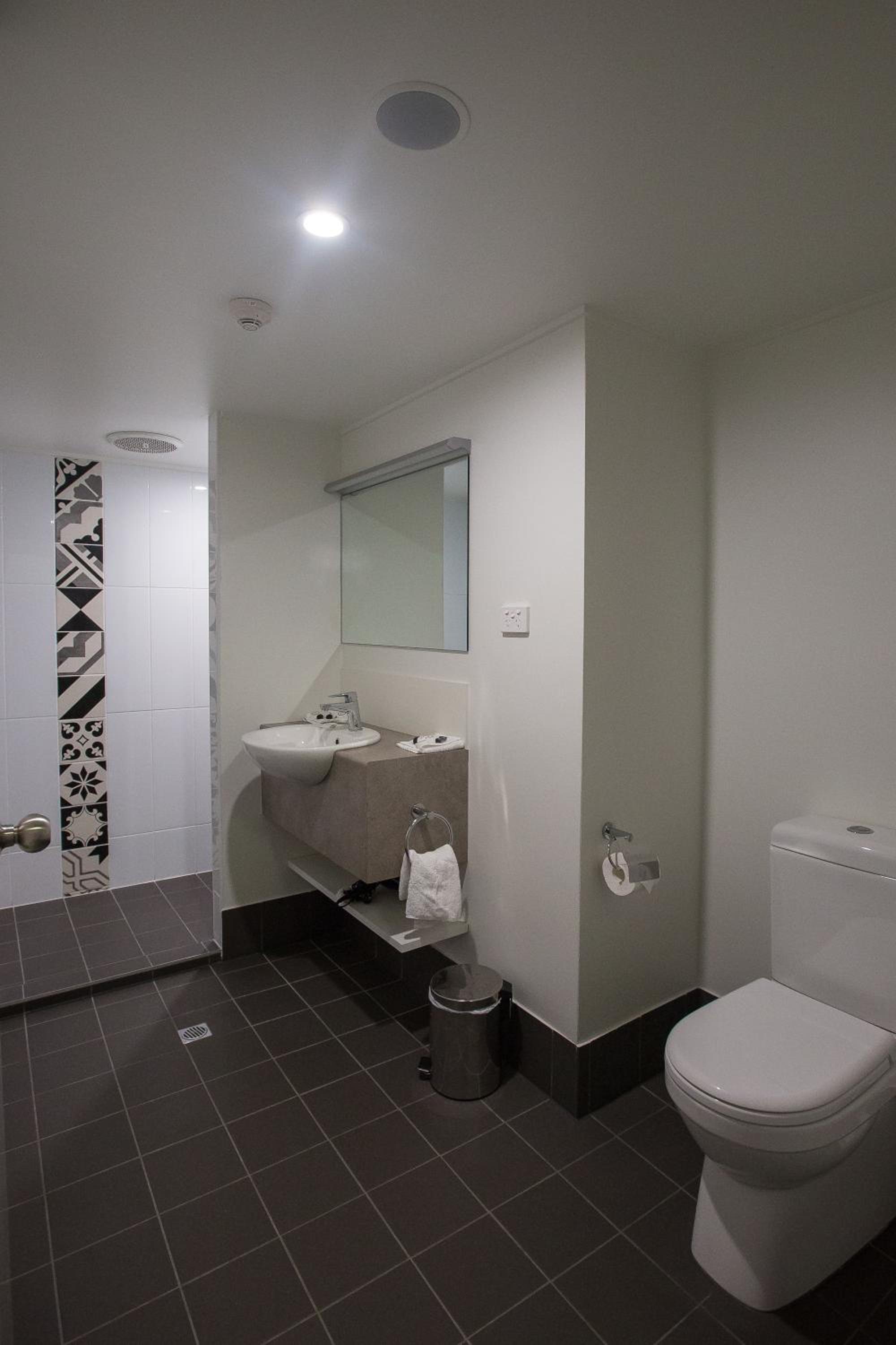 Queen Room with Harbor View - Photo 2