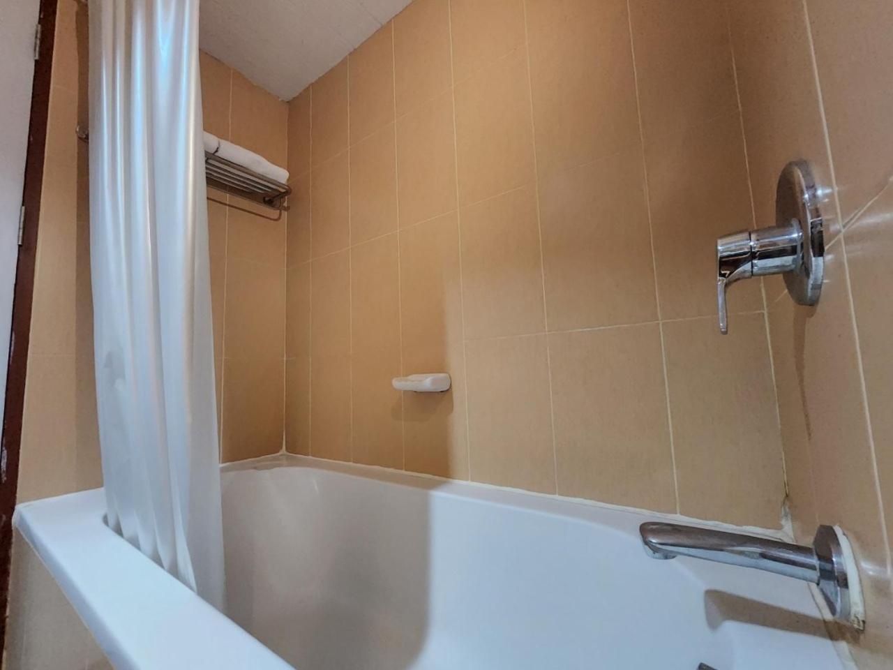 Standard Twin Room - Photo 3