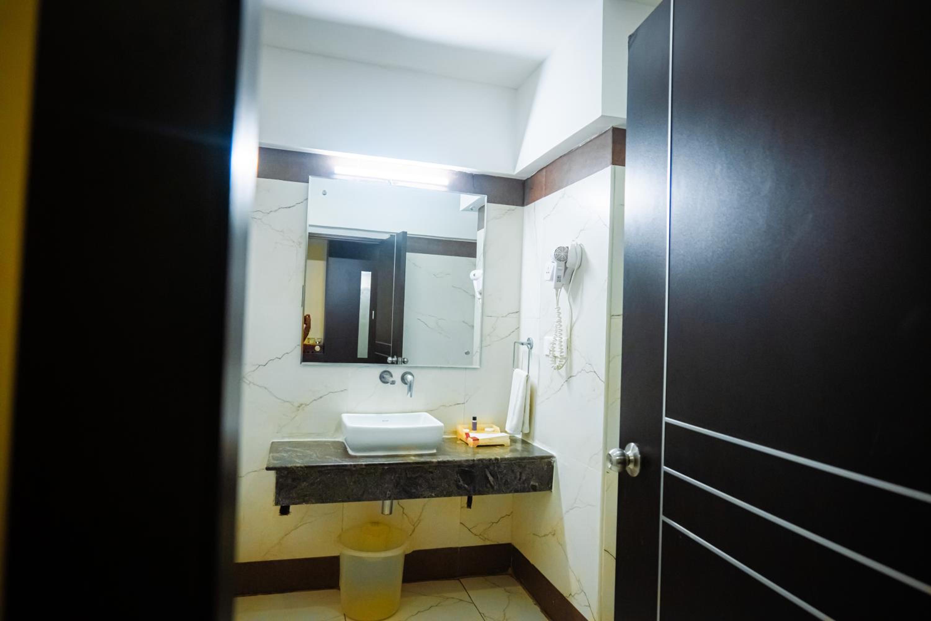 Deluxe Suite - Photo 20