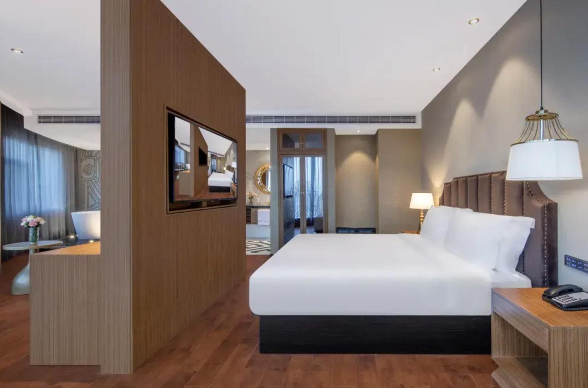 Queen Suite with Spa Bath