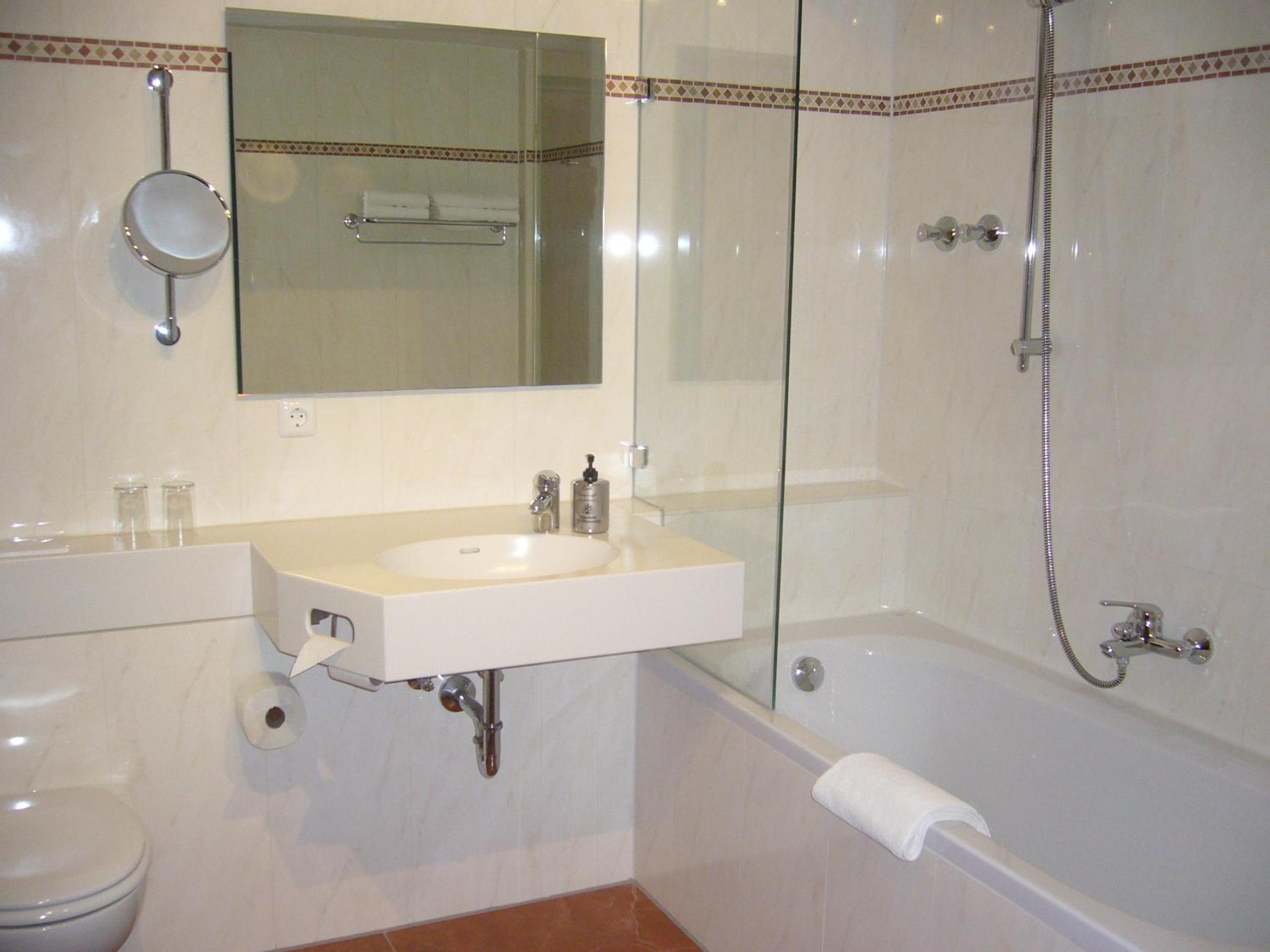 Double Room with Private Bathroom - Photo 9
