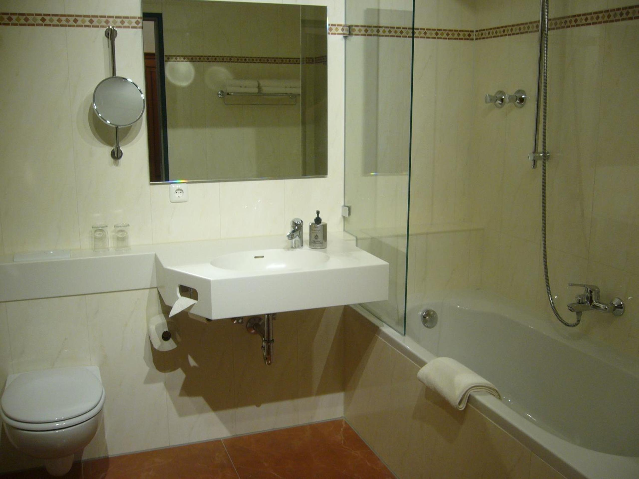 Double Room with Private Bathroom - Photo 13