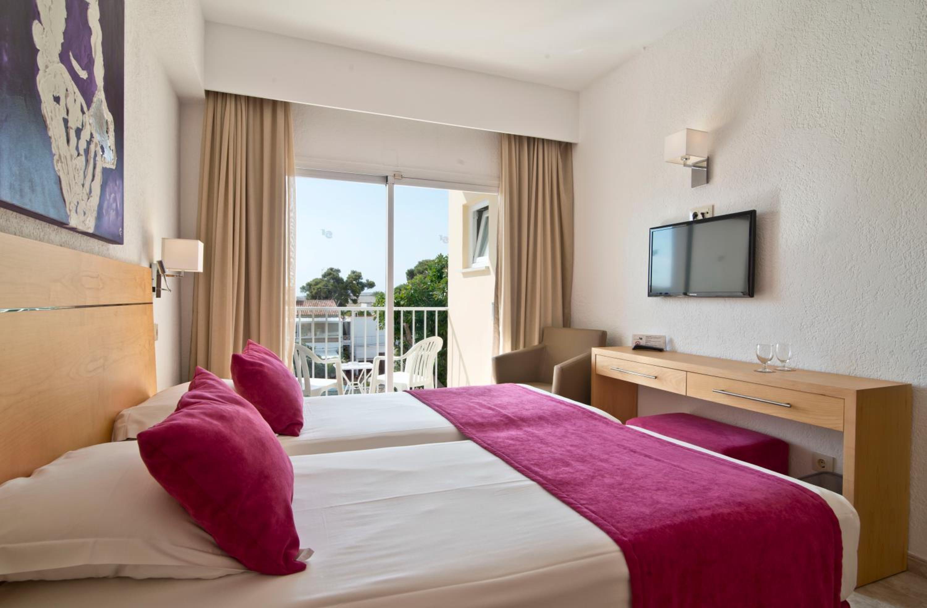 Double or Twin Room with Balcony thumbnail 5
