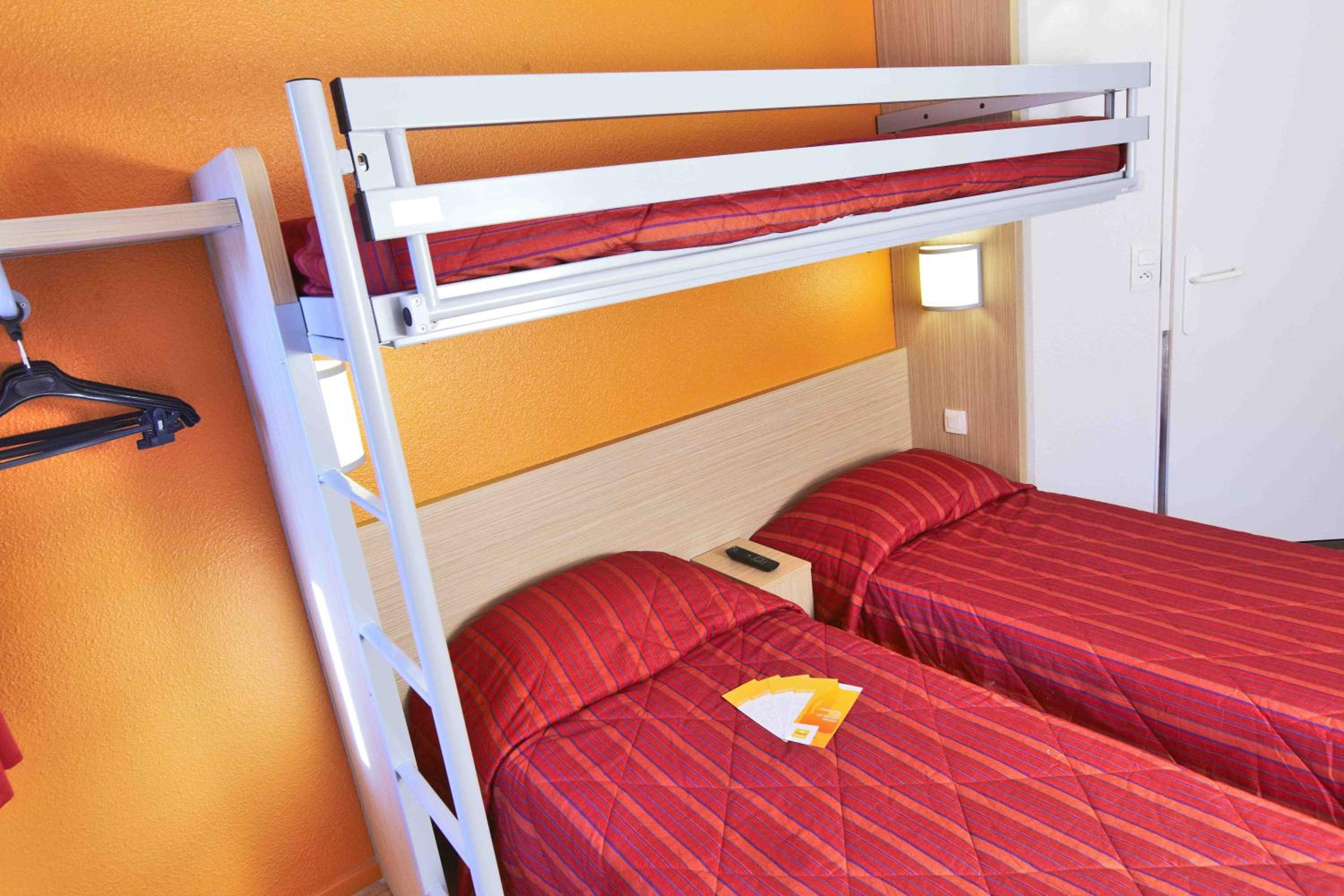 Triple Room (2 Single Beds + 1 Bunk Bed) - Photo 2