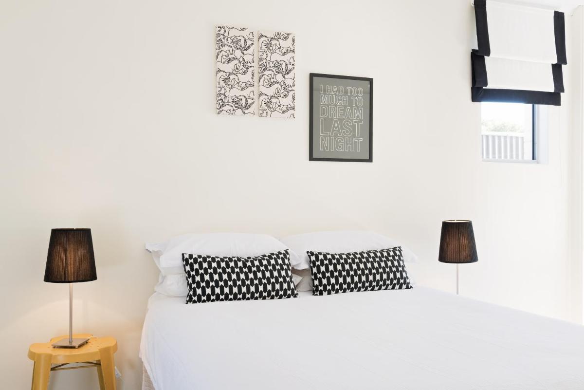 Deluxe Two-Bedroom Apartment photo 2